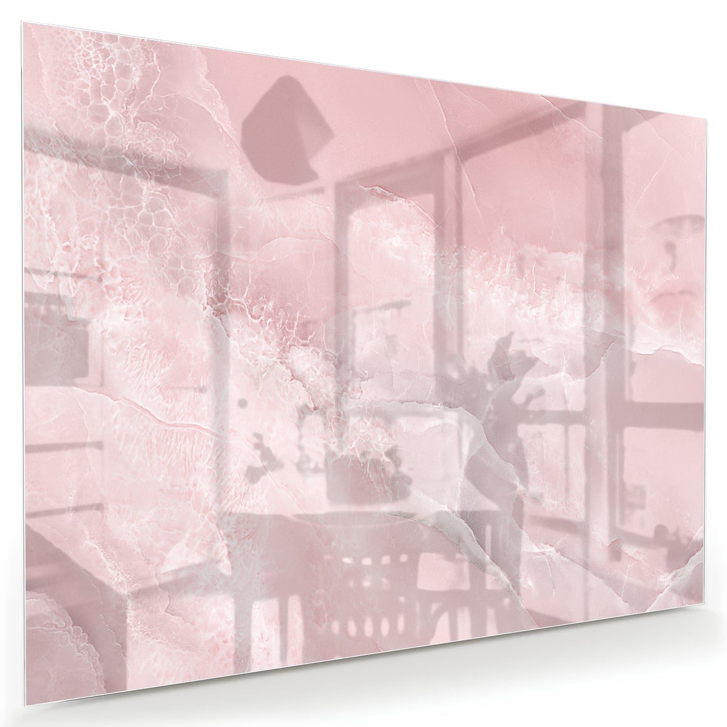 Elegant glazen schilderij in zachte roze tinten boven een houten kast.
