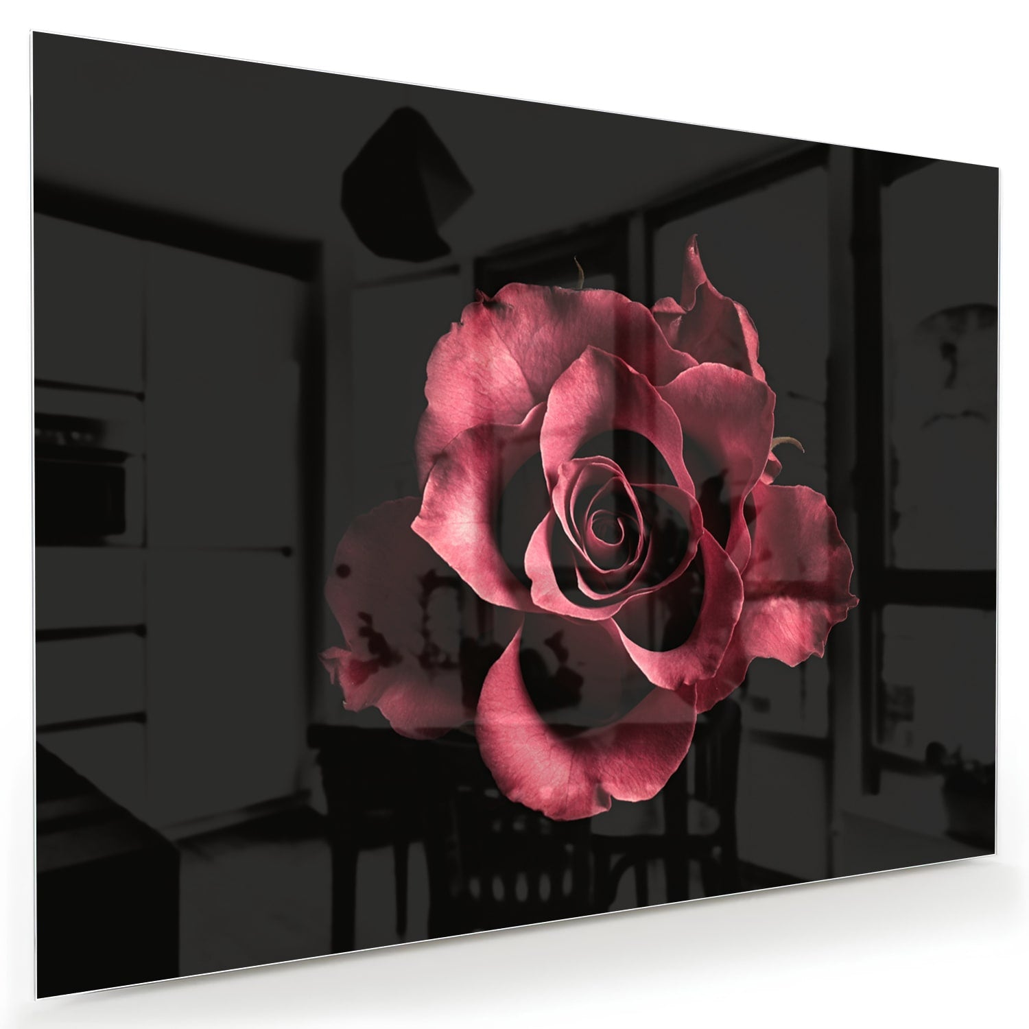 Een elegant glazen schilderij van een roze roos op zwarte achtergrond.