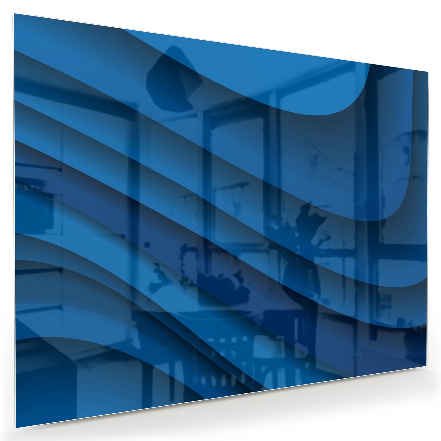Modern glazen schilderij in abstracte blauwtinten op een muur.