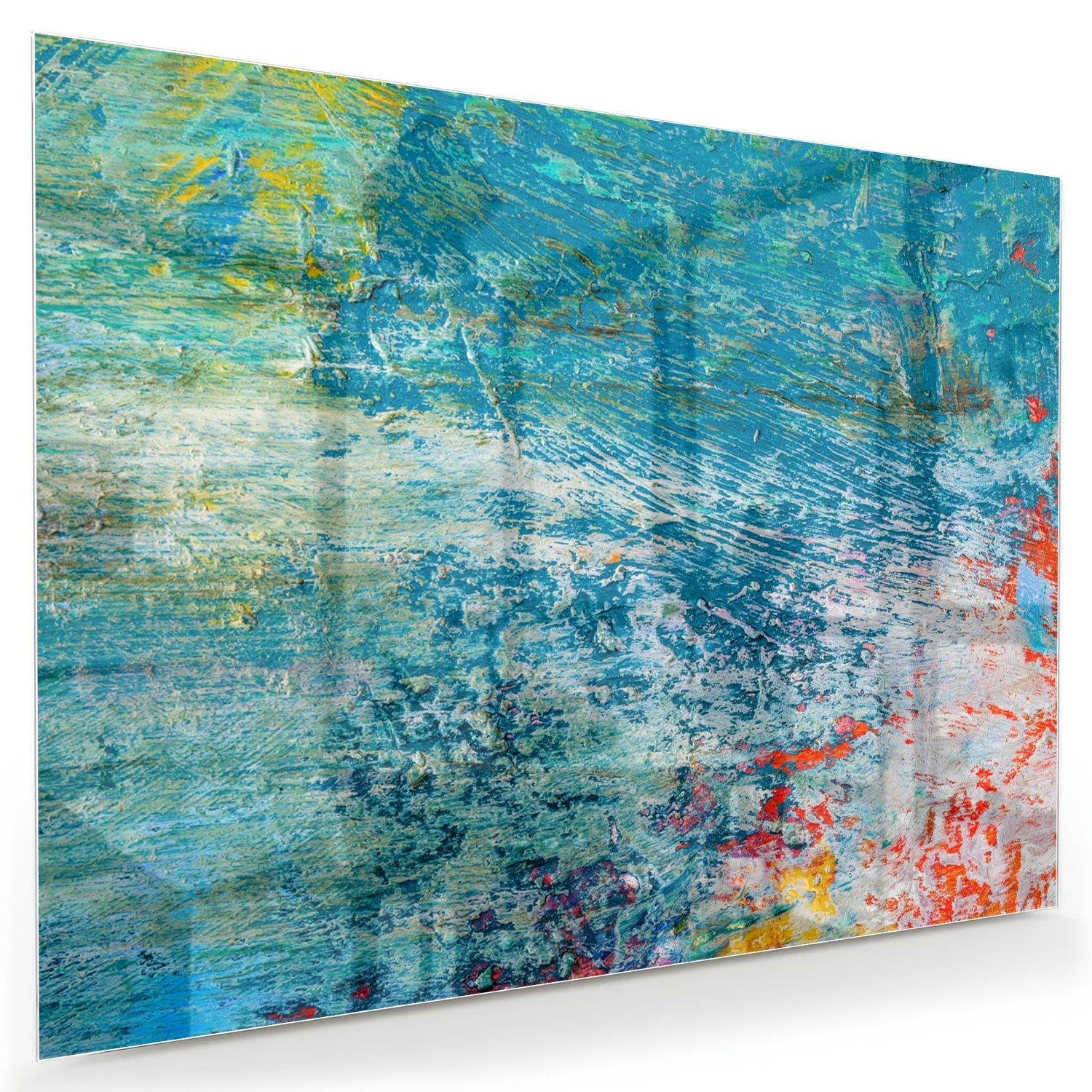 Kleurrijk abstract glazen schilderij aan de muur boven een houten kast