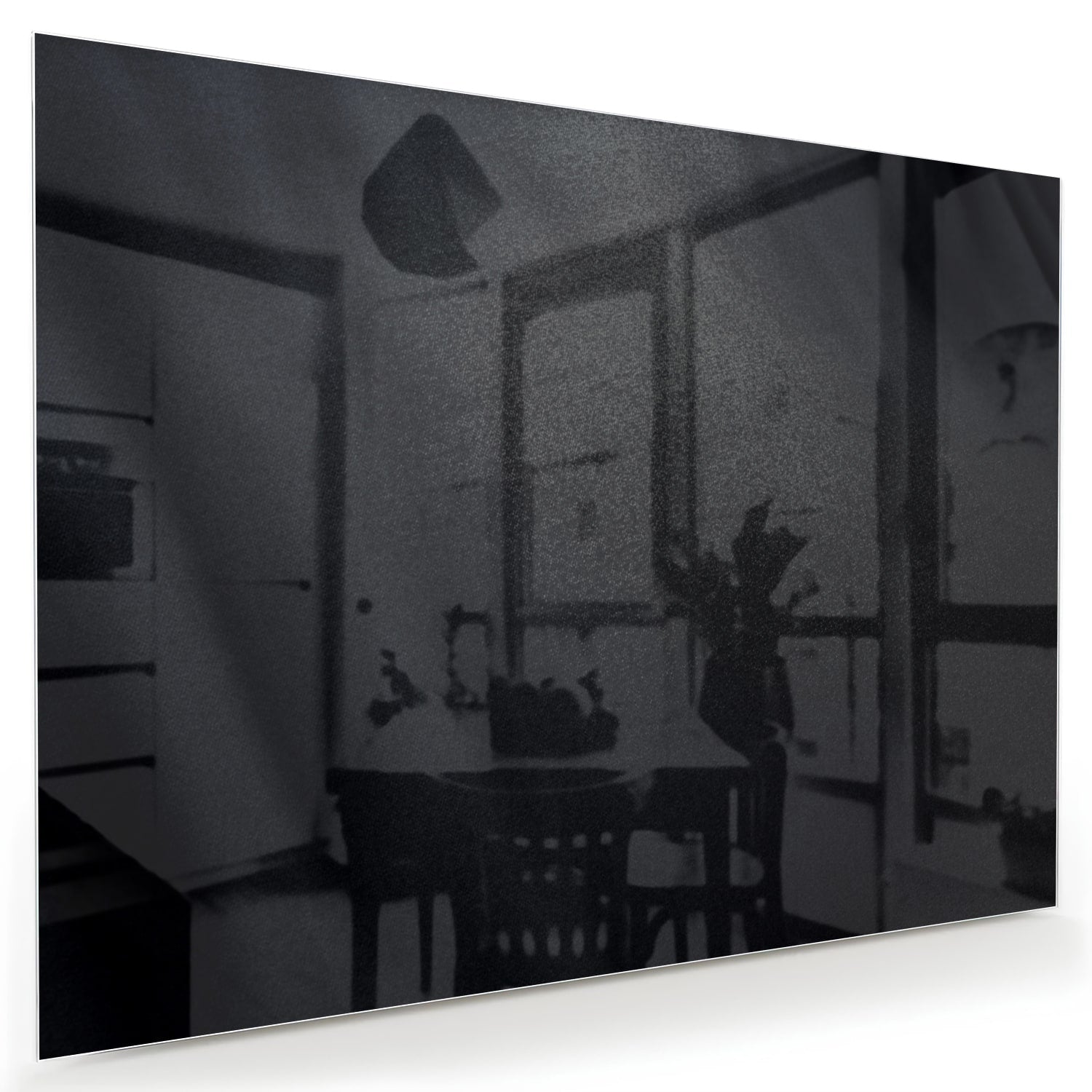 Abstract zwart glazen schilderij aan de muur boven een houten kast