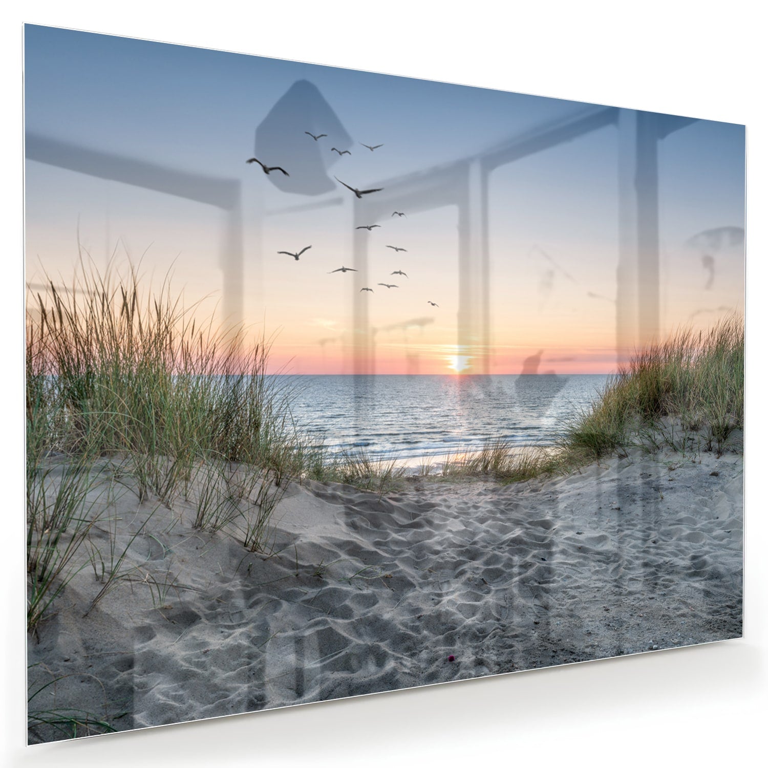 Glazen schilderij van een serene zonsondergang boven de zee met gras en vogels