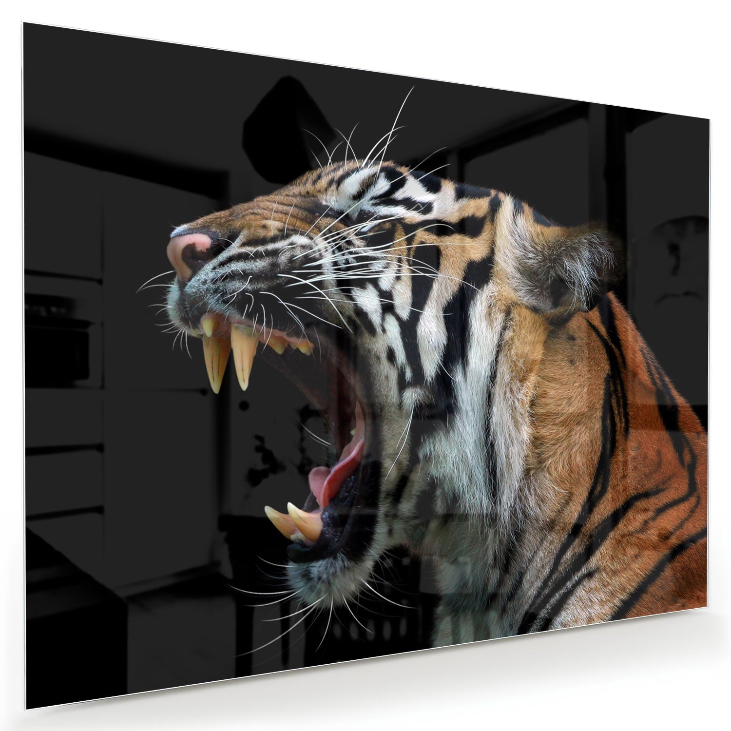 Glazen schilderij van een brullende tijger aan de muur in een stijlvolle kamer.