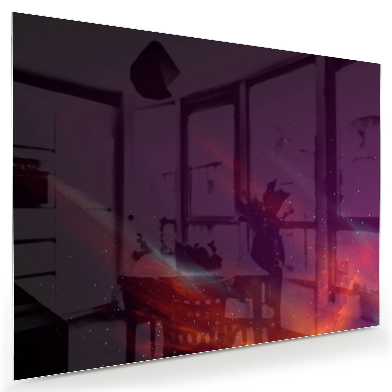 Een kleurrijk glazen schilderij met abstracte vormen in een moderne woonkamer.