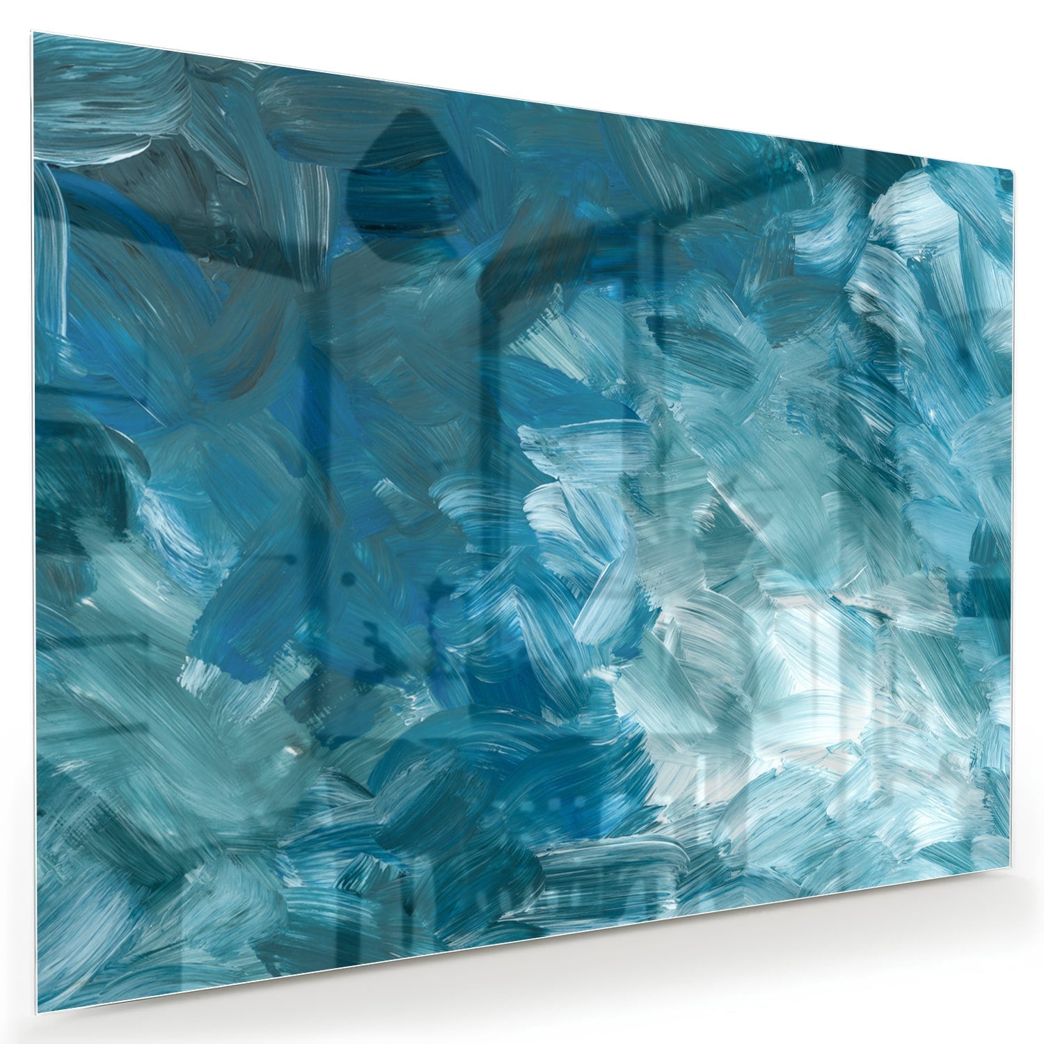 Abstract glazen schilderij met verschillende tinten blauw aan de muur.