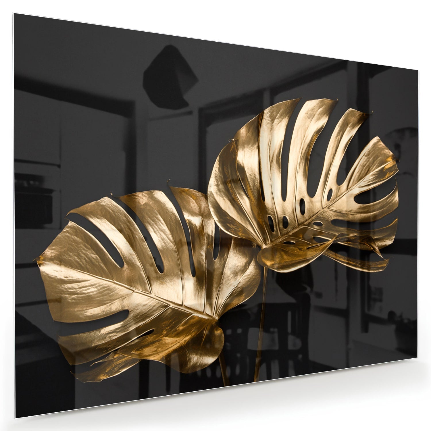 Gouden glazen schilderij met monstera bladeren aan de muur