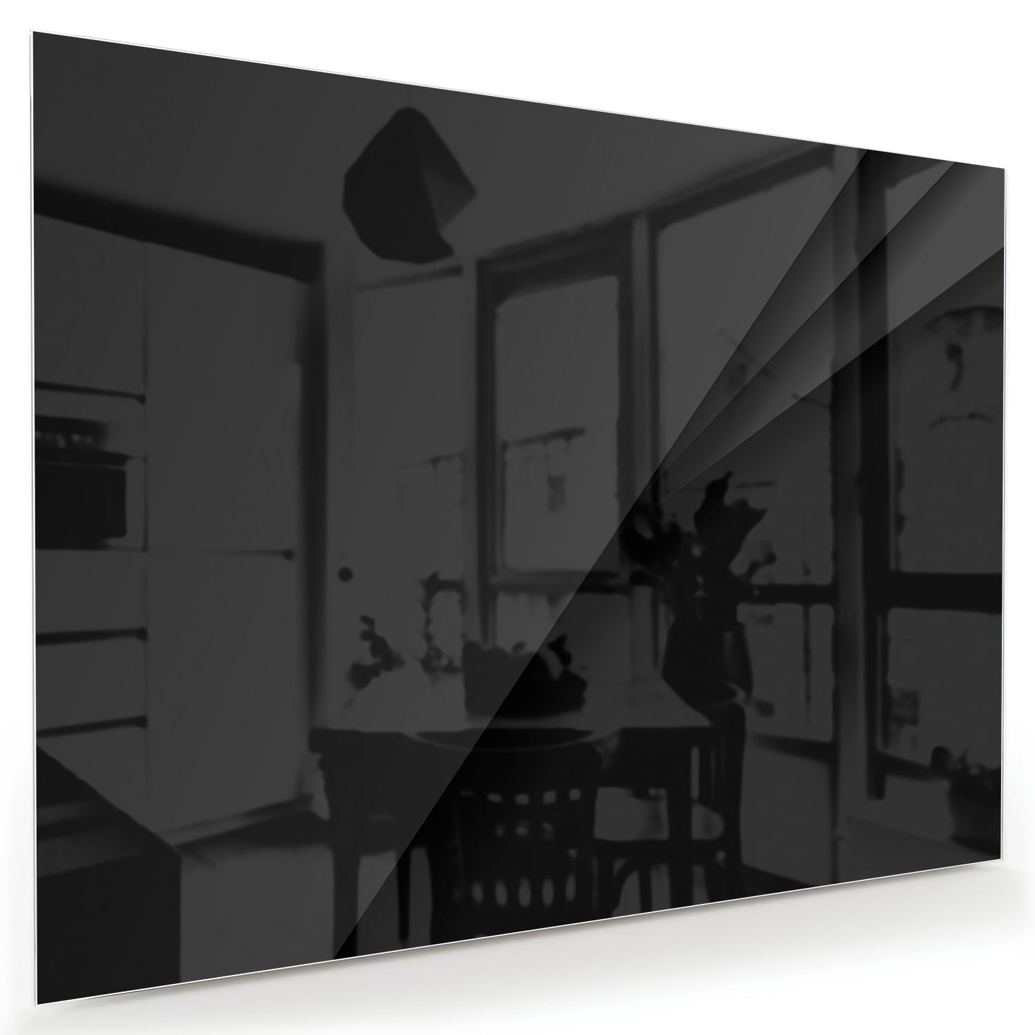 Zwart glazen schilderij aan een lichte muur in een modern interieur.