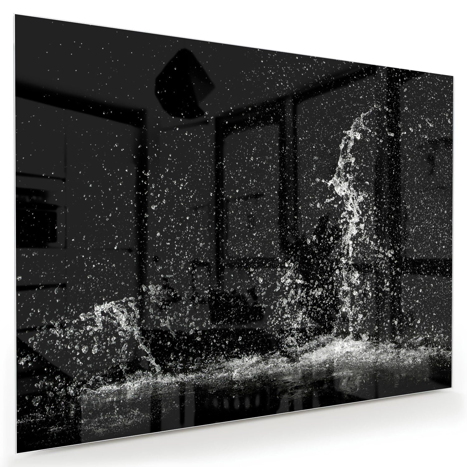 Zwart-wit glazen schilderij met een dynamisch spatwatereffect aan de muur.