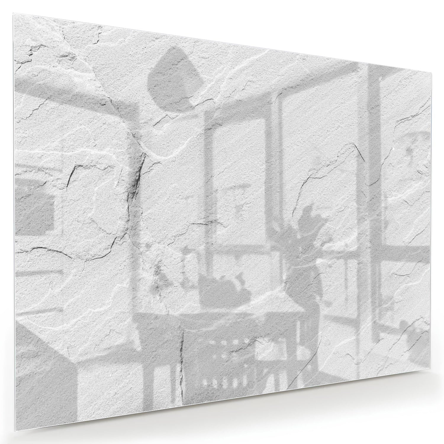 Minimalistisch glazen schilderij in grijstinten aan de muur boven een houten meubel.
