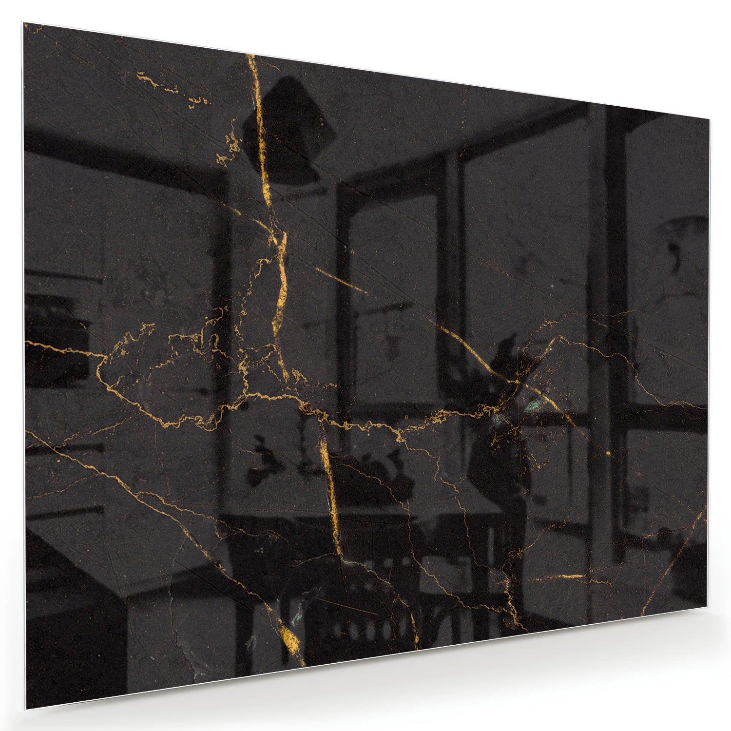 Zwart glazen schilderij met gouden lijnen aan de muur in een moderne woonkamer.