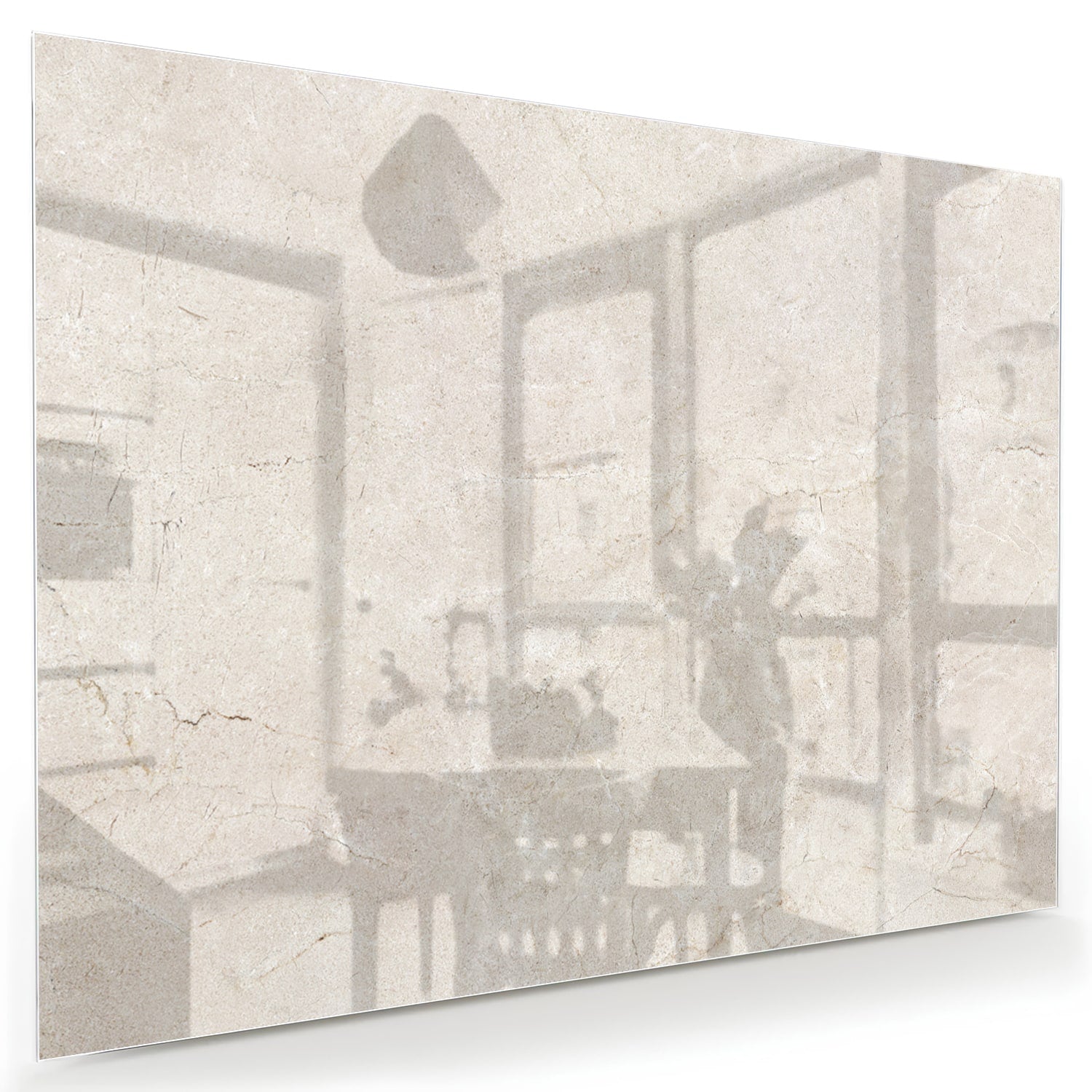 Elegant glazen schilderij met schaduwdetails aan een muur in een moderne woonkamer.
