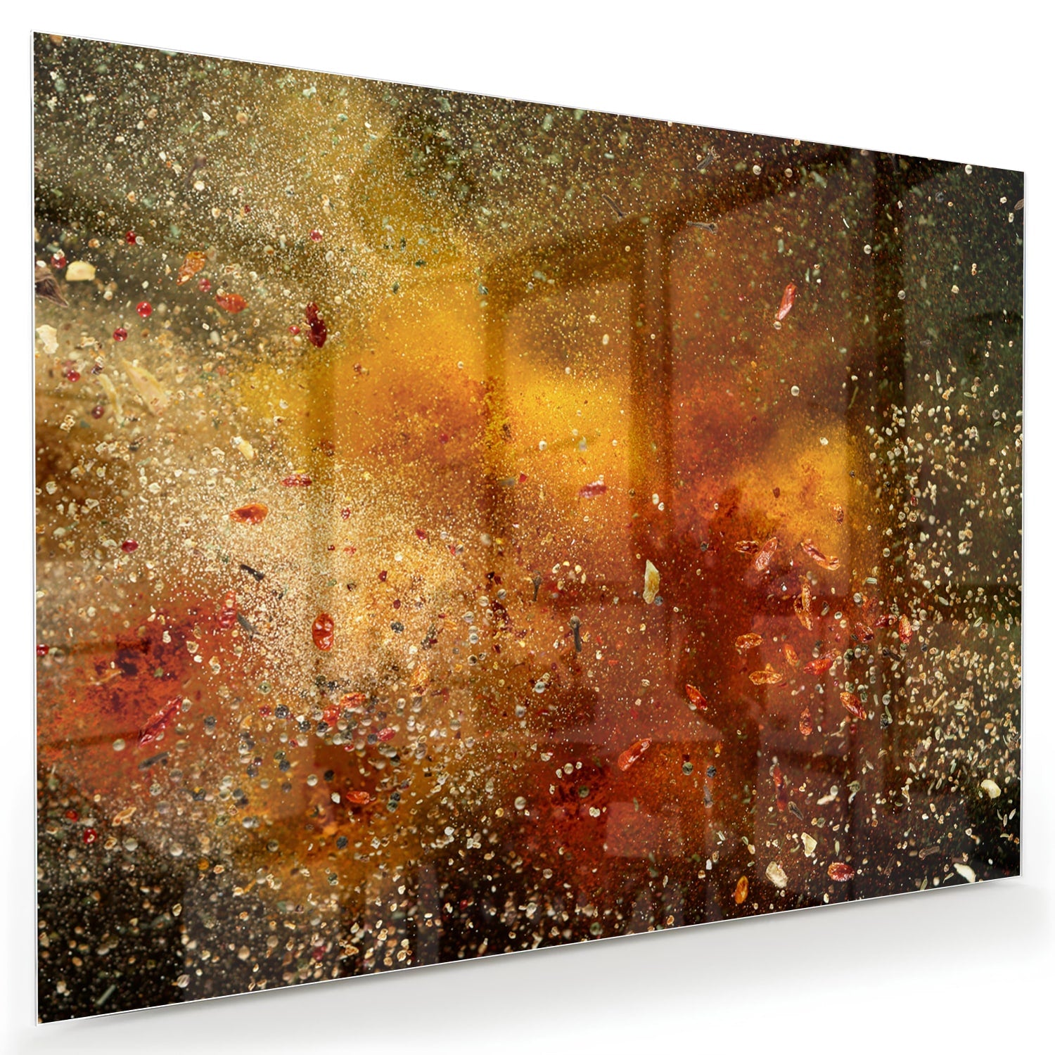 Abstract glazen schilderij met glinsterende warme kleuren in een moderne woonkamer.