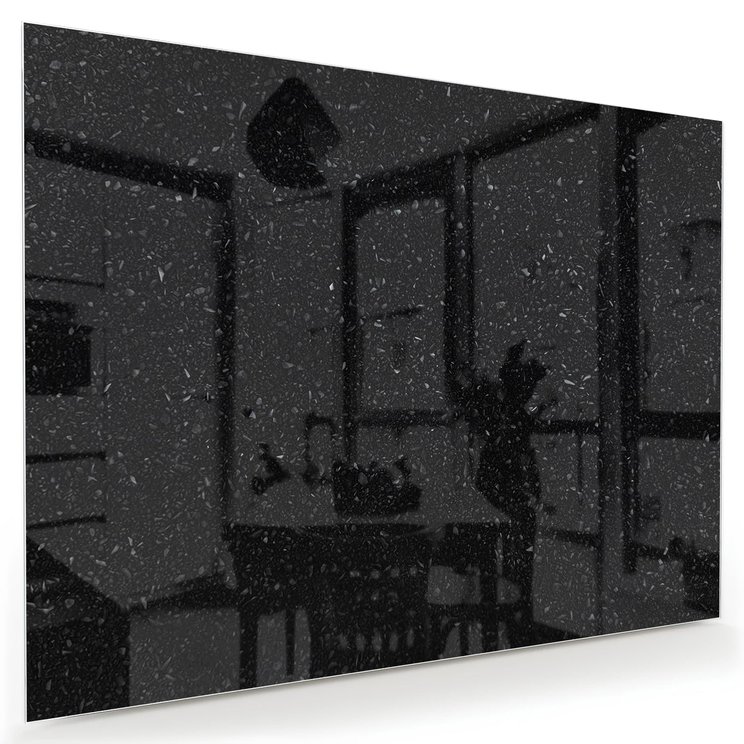 Glanzend zwart glazen schilderij aan een lichte muur naast een houten kast.