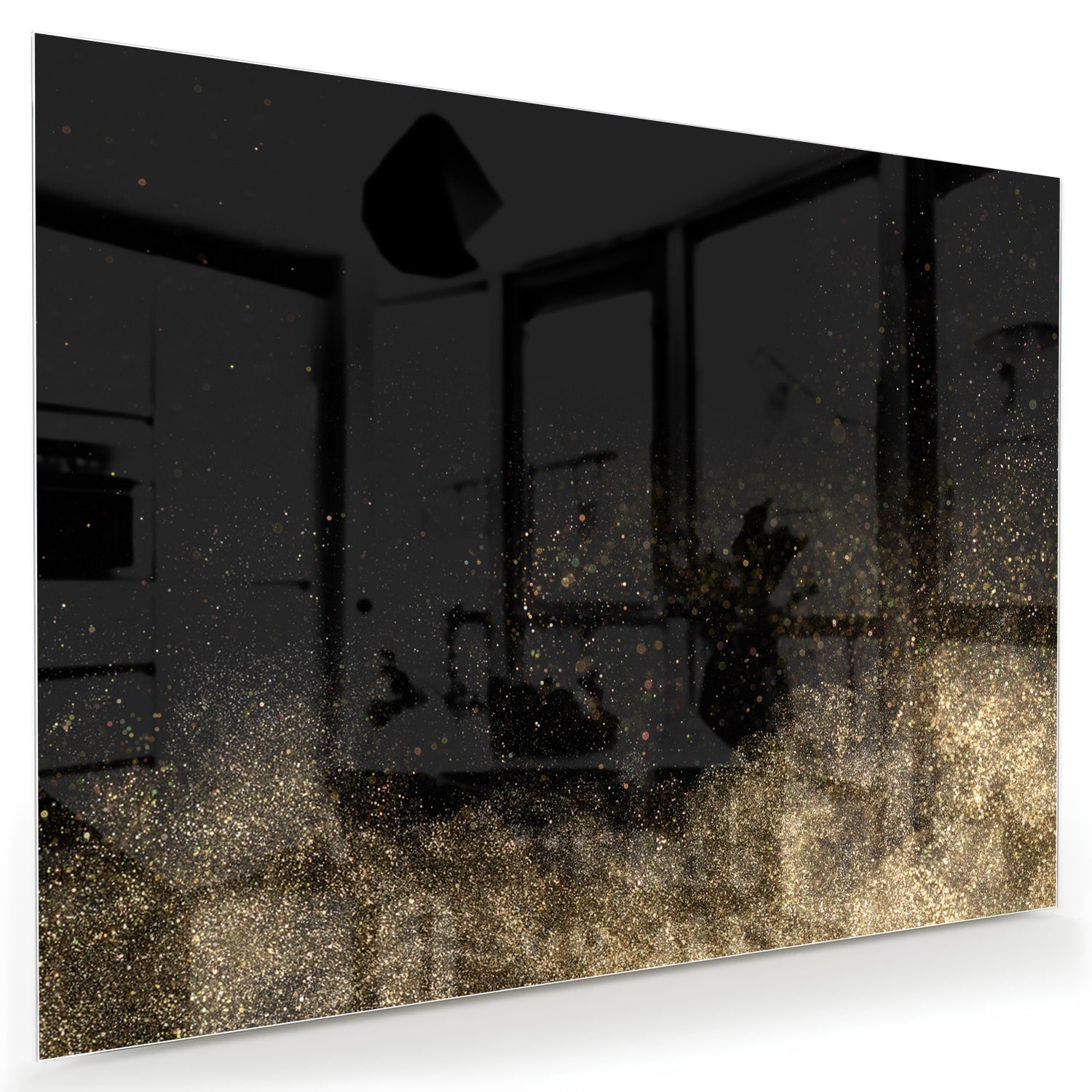 Glazen schilderij met zwarte achtergrond en gouden accenten aan de muur