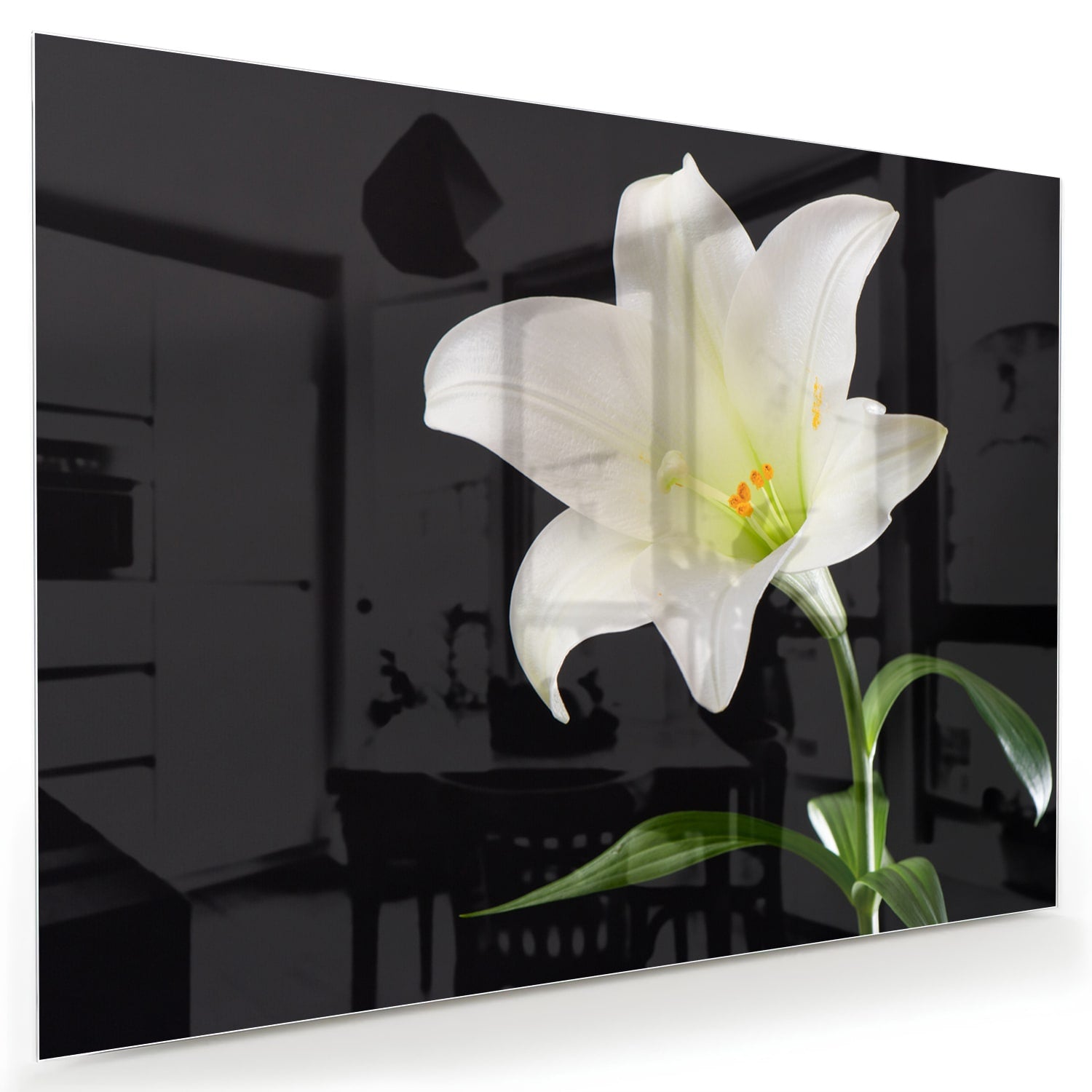 Glazen schilderij van een witte lelie aan de muur in een stijlvol interieur.