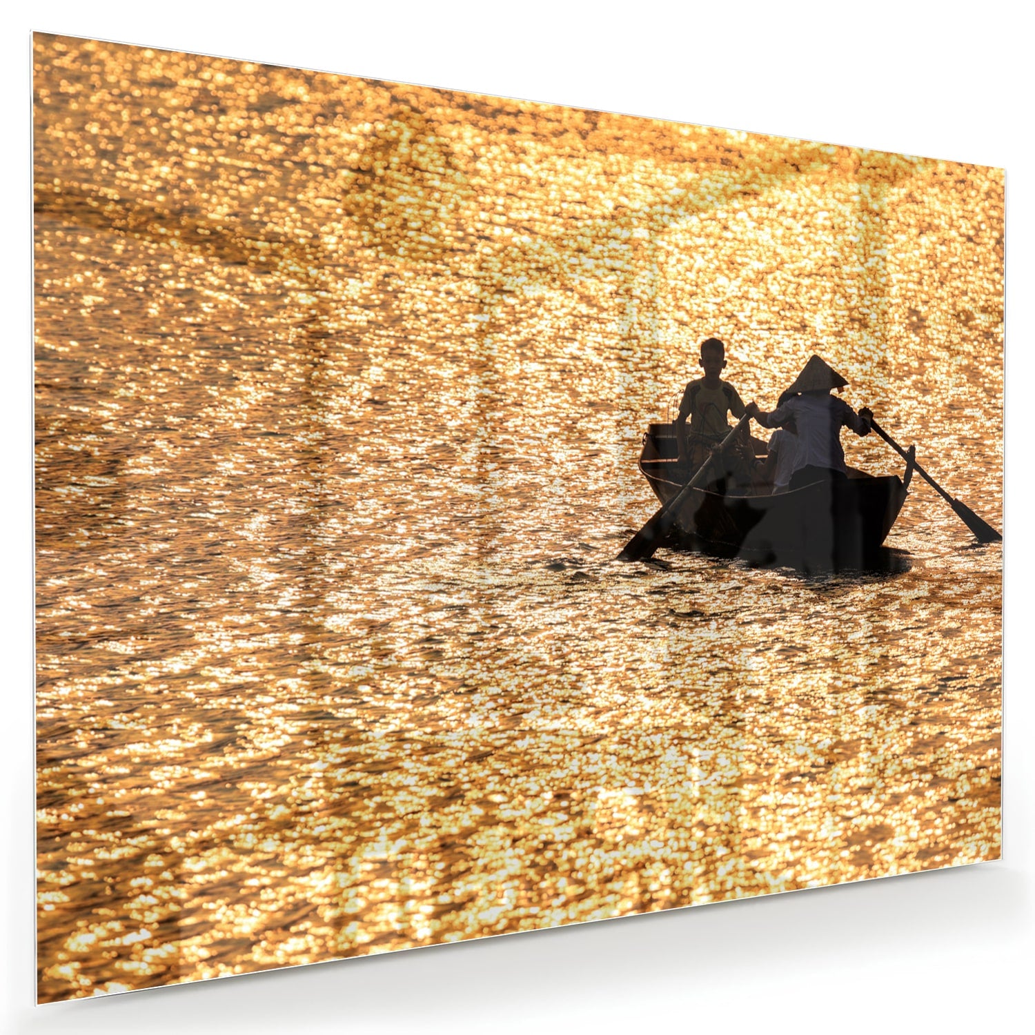 Glazen schilderij van een roeiboot op glinsterend, gouden water