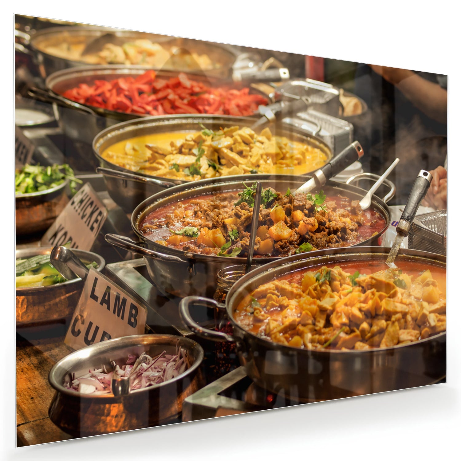 Glazen schilderij met een kleurrijke selectie van Indiaas eten, waaronder lamsvlees en groenten.