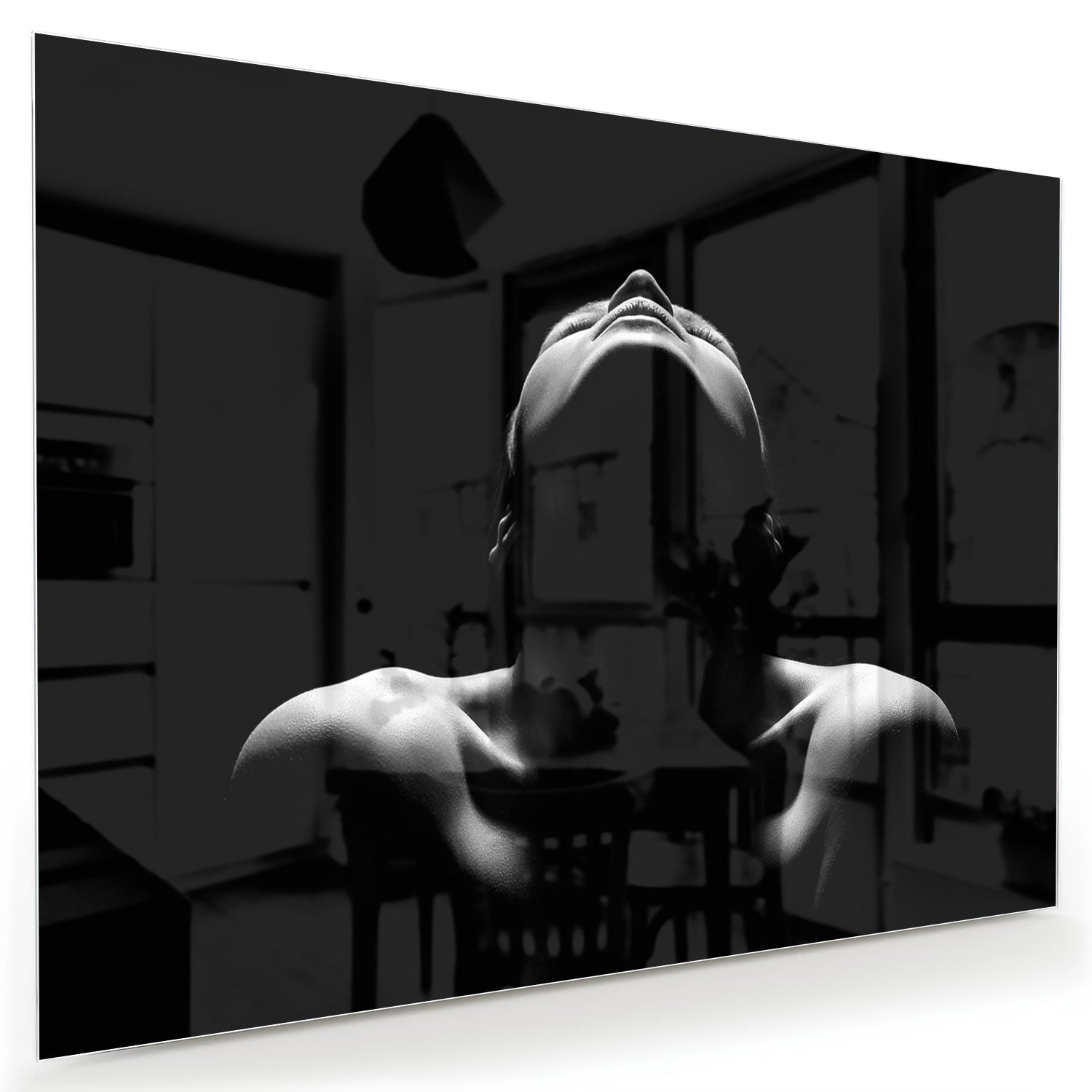 Zwart-wit glazen schilderij met vrouwelijke figuren aan de muur.