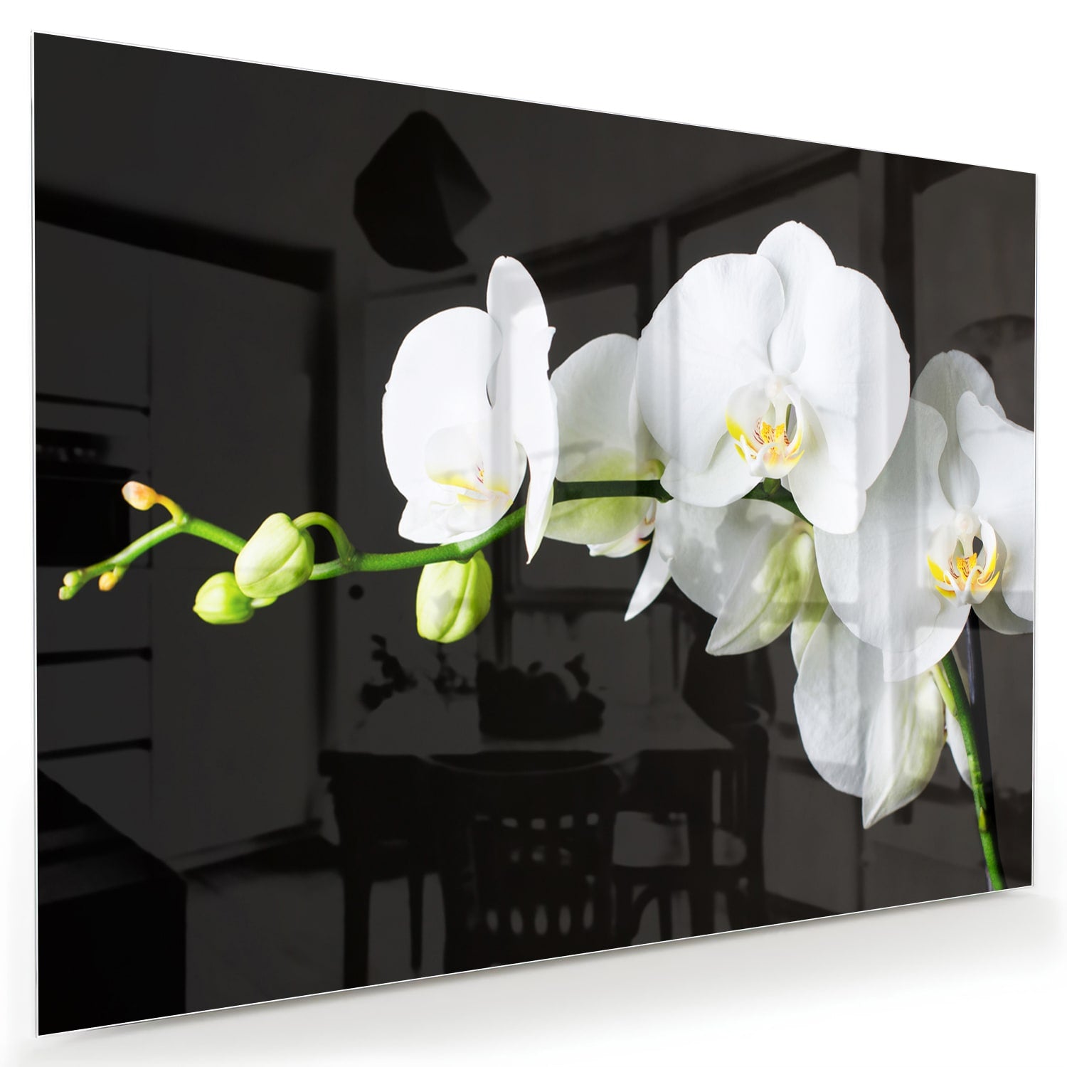 Glazen schilderij van witte orchideen op een zwarte achtergrond