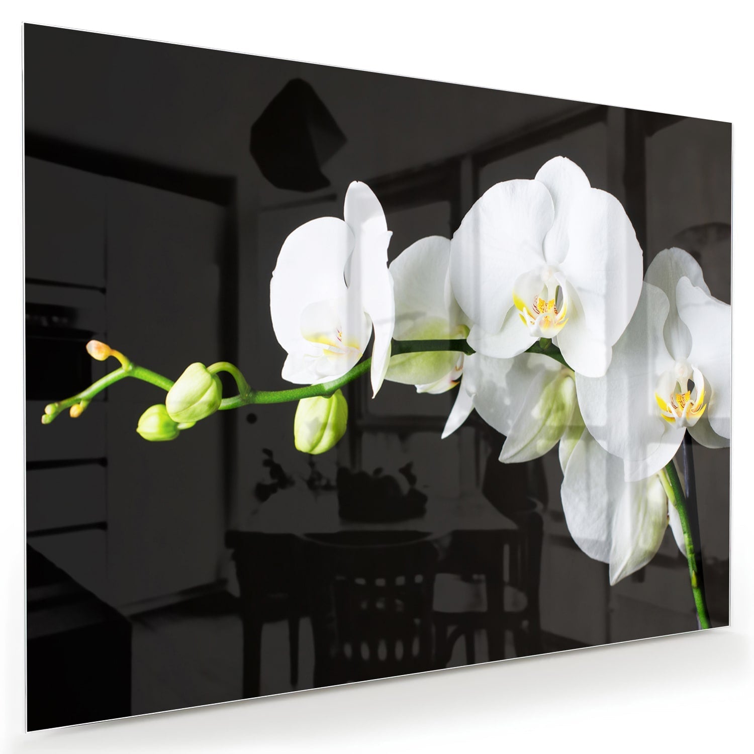 Glazen schilderij van witte orchideen op een zwarte achtergrond