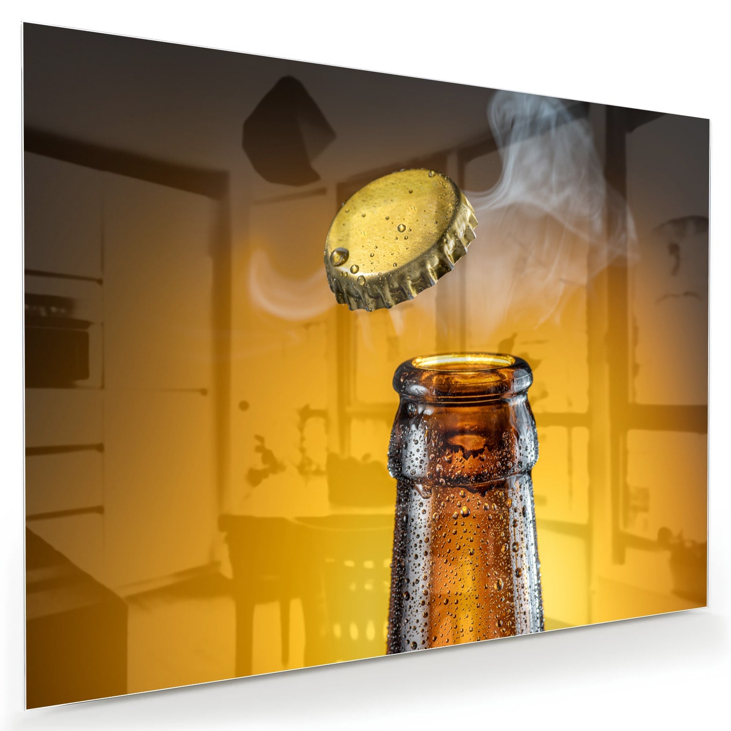 Glazen schilderij van een fles met een oppoppende dop op een warme achtergrond.