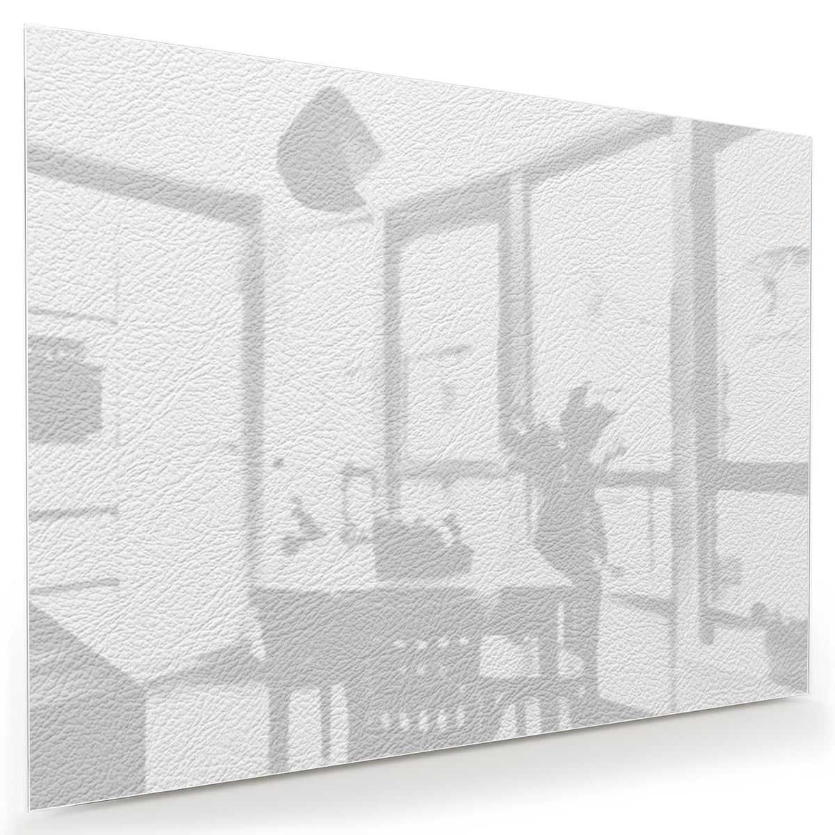 Een minimalistisch glazen schilderij met subtiele raamreflectie in een moderne woonkamer.
