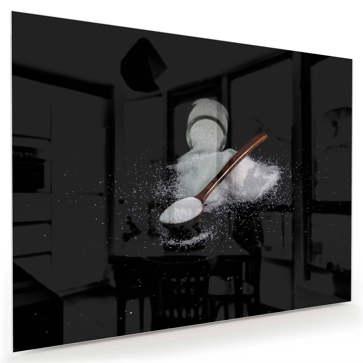 Een glazen schilderij met zout en een lepel op een zwarte achtergrond, ideaal voor keukeninrichting.