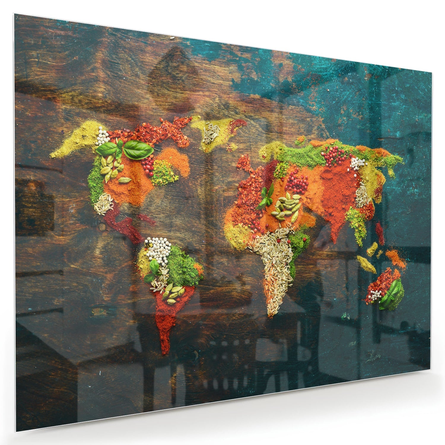 Kleurrijke glazen schilderij van een wereldkaart in een moderne woonkamer.