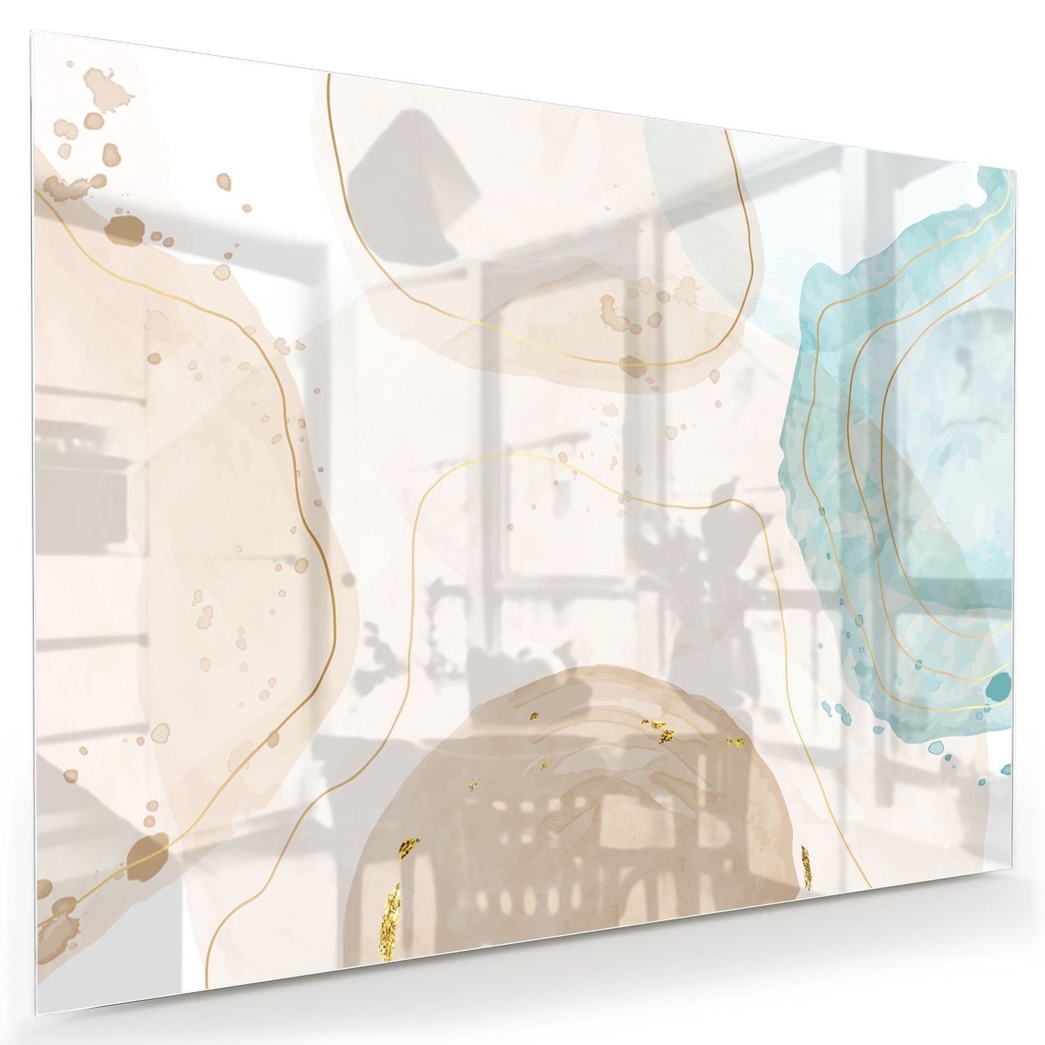 Elegante glazen schilderij met aqua en gouden tinten aan de muur.