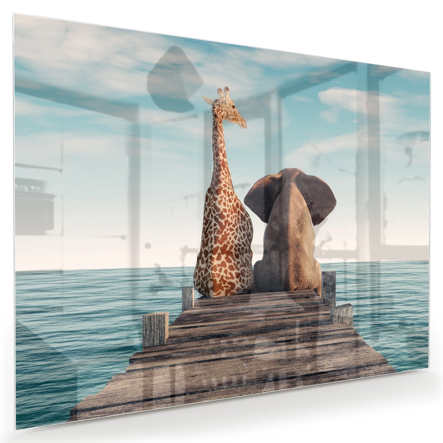 Glazen schilderij van een giraffe en olifant op een houten pier met zee op de achtergrond.