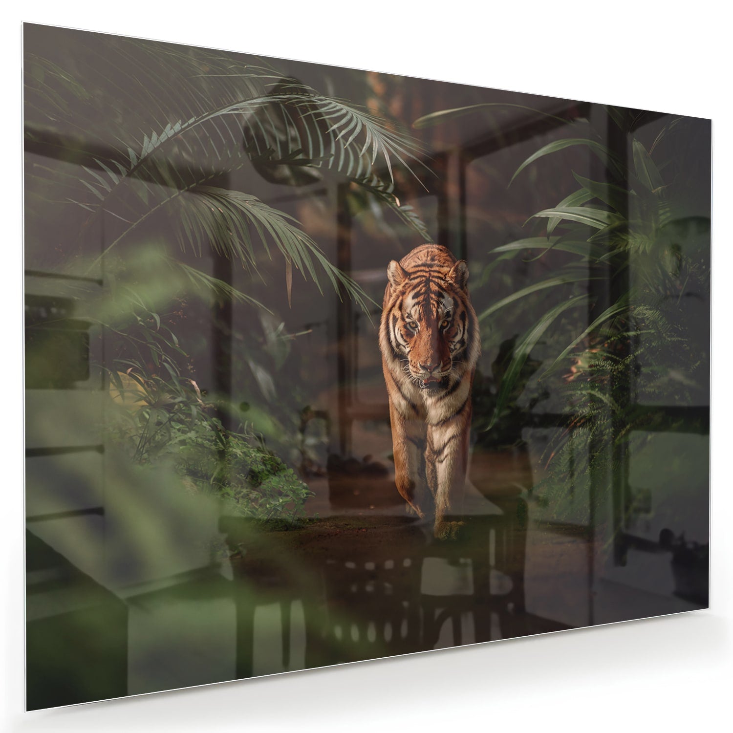 Glazen schilderij van een tijger in de jungle met groene bladeren.