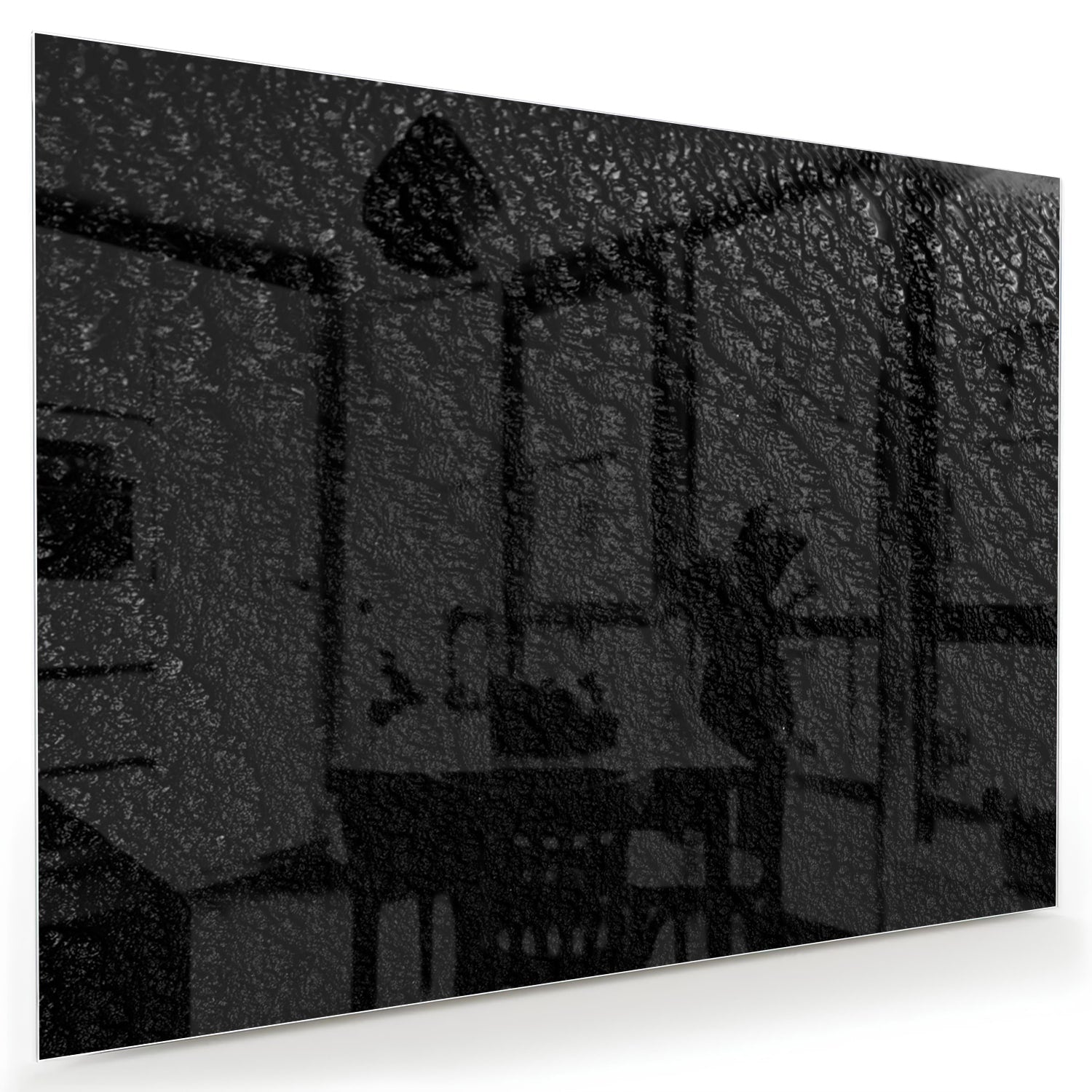 Zwart glazen schilderij aan een witte muur in een moderne woonkamer.