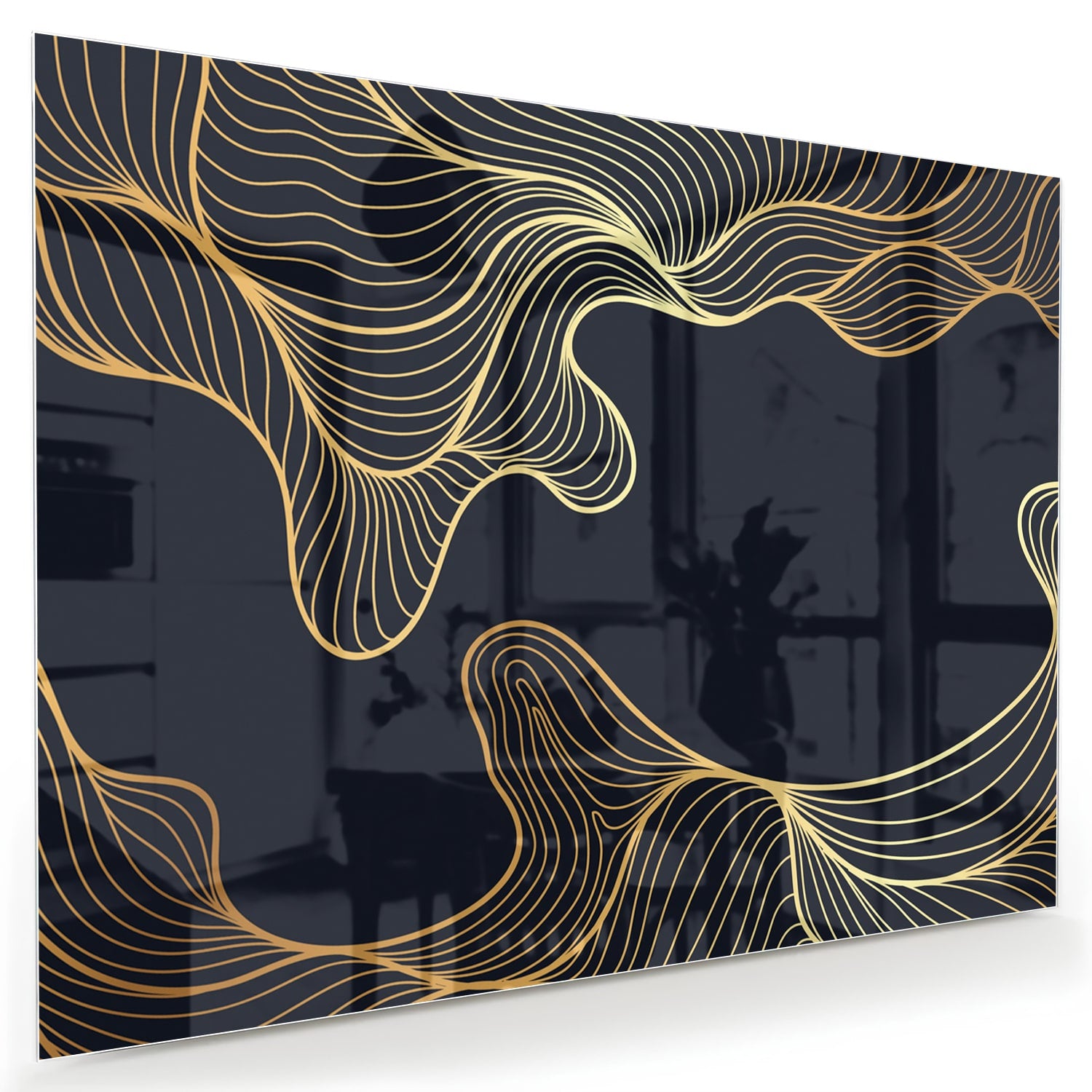 Glazen schilderij met gouden lijnen tegen een donkerblauwe achtergrond in een moderne woonkamer.