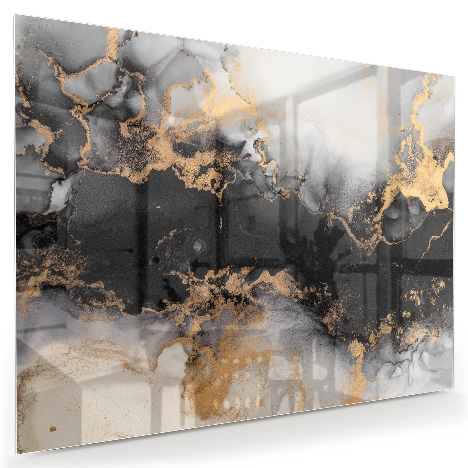 Glazen schilderij met zwarte en gouden abstracte patronen aan de muur boven een houten kast.
