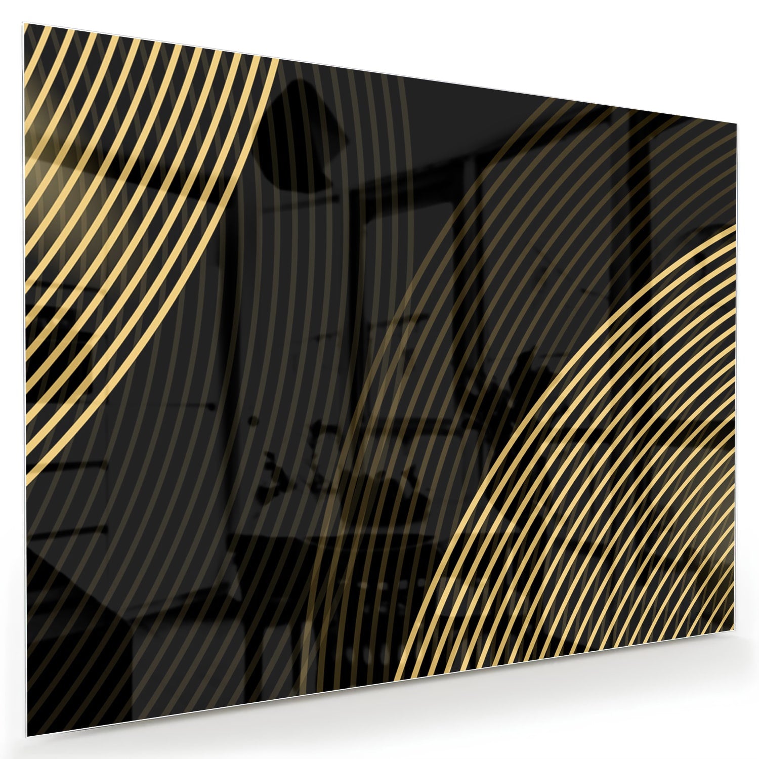 Glazen schilderij met gouden lijnen op zwarte achtergrond in stijlvolle ruimte.