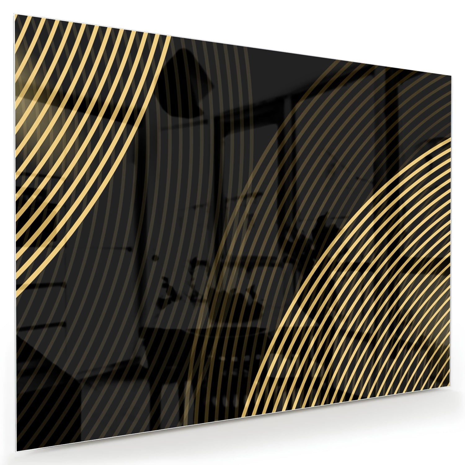 Glazen schilderij met gouden lijnen op zwarte achtergrond in stijlvolle ruimte.