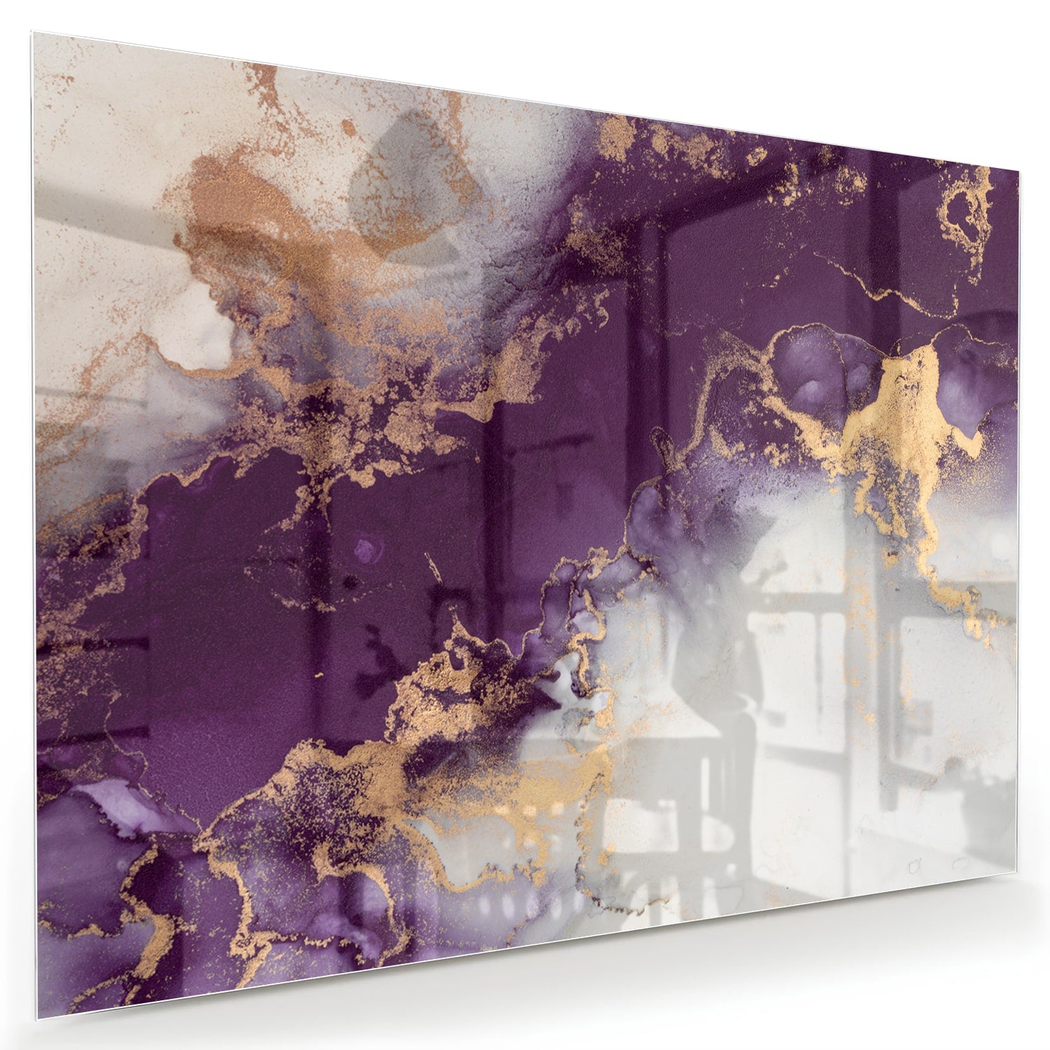 Een elegant paarse glazen schilderij met gouden accenten aan een muur in moderne woonkamer.