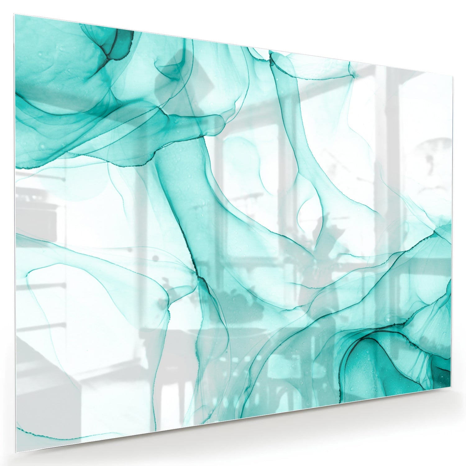 Lichtblauw abstract glazen schilderij aan de muur boven een houten meubel.