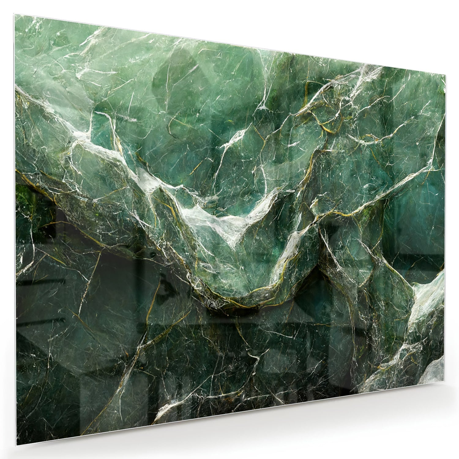 Glas schilderij met marmerpatroon in groene tinten, hangt aan de muur.