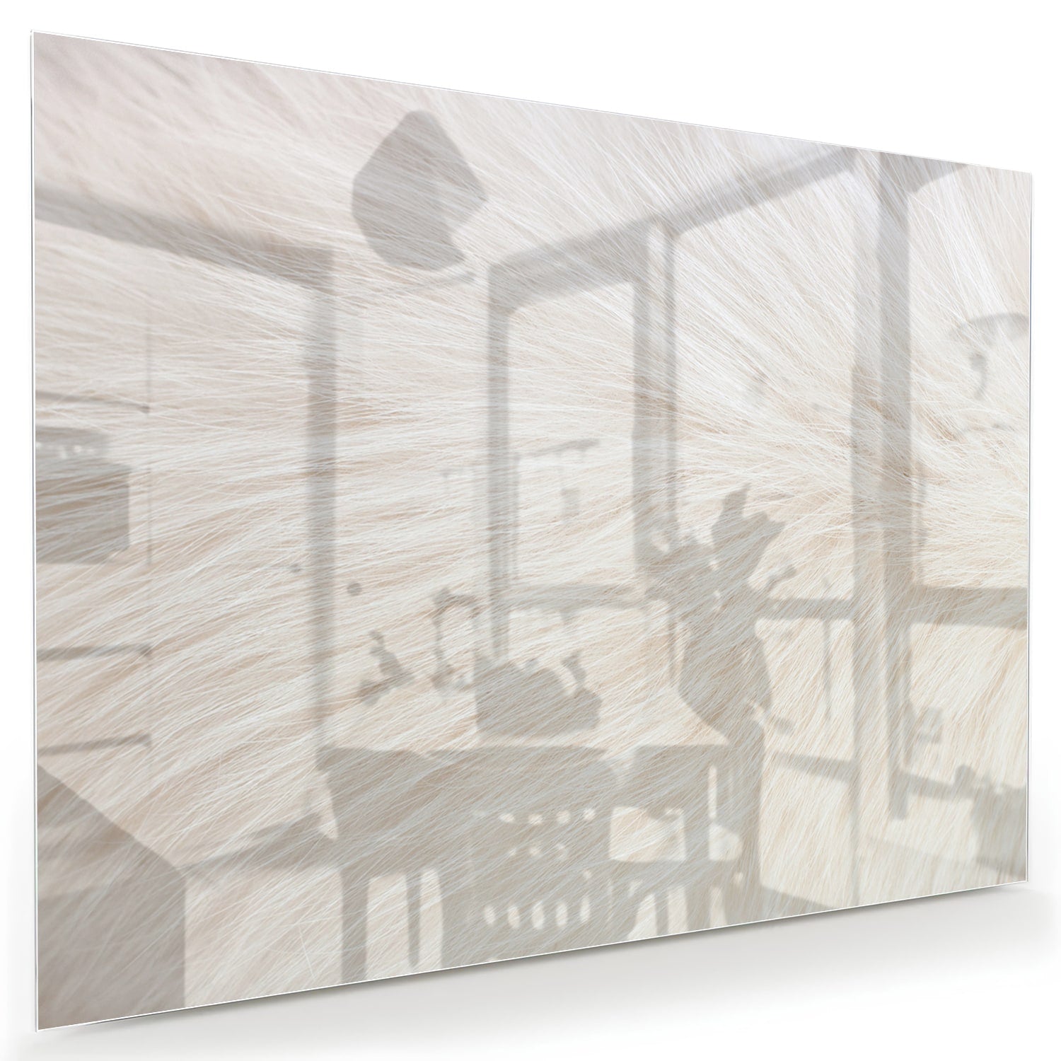 Minimalistisch glazen schilderij met een subtiel natuurthema aan de muur.