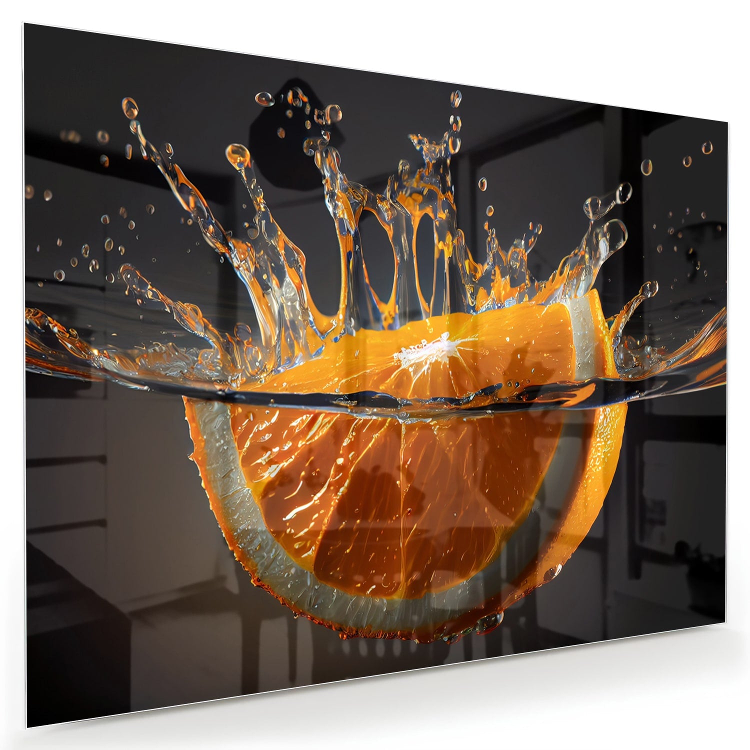 Glazen schilderij van een spetterende sinaasappel boven water.