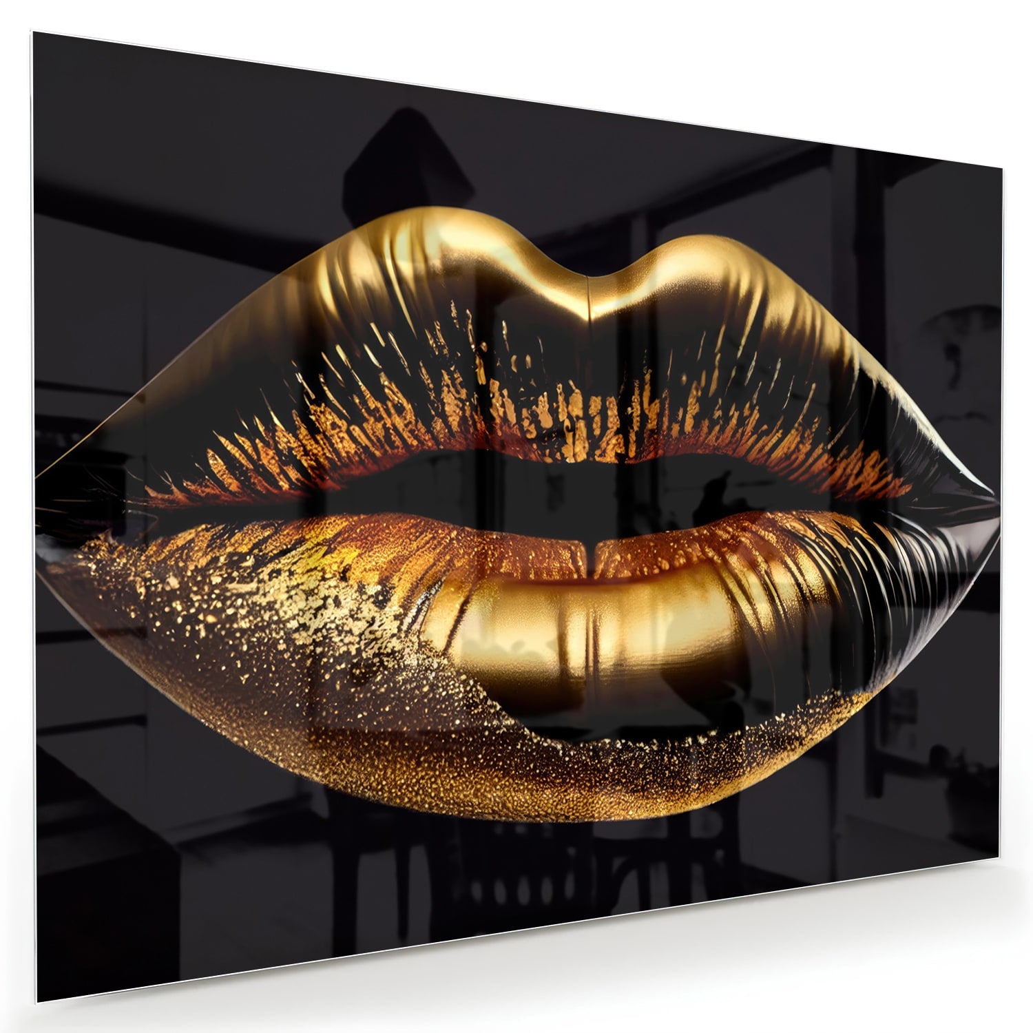 Glazen schilderij van gouden lippen tegen een lichte muur.
