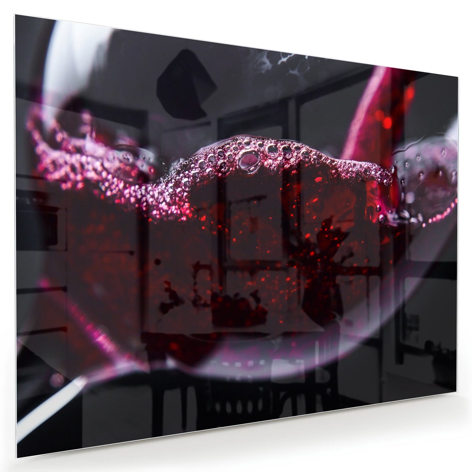 Glazen schilderij met een glas rode wijn en sprankelende druppels.