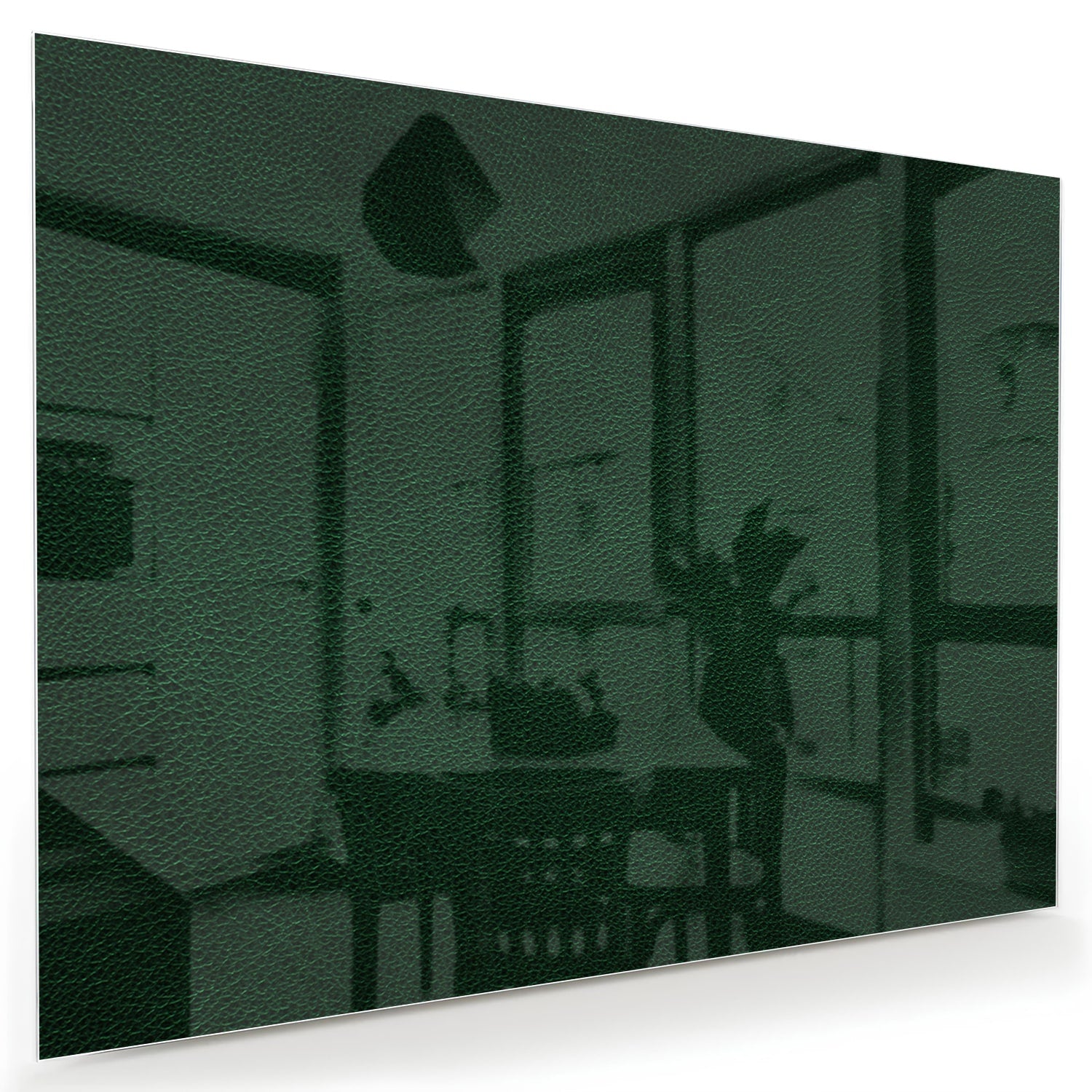 Een groen glazen schilderij aan de muur in een lichte woonkamer