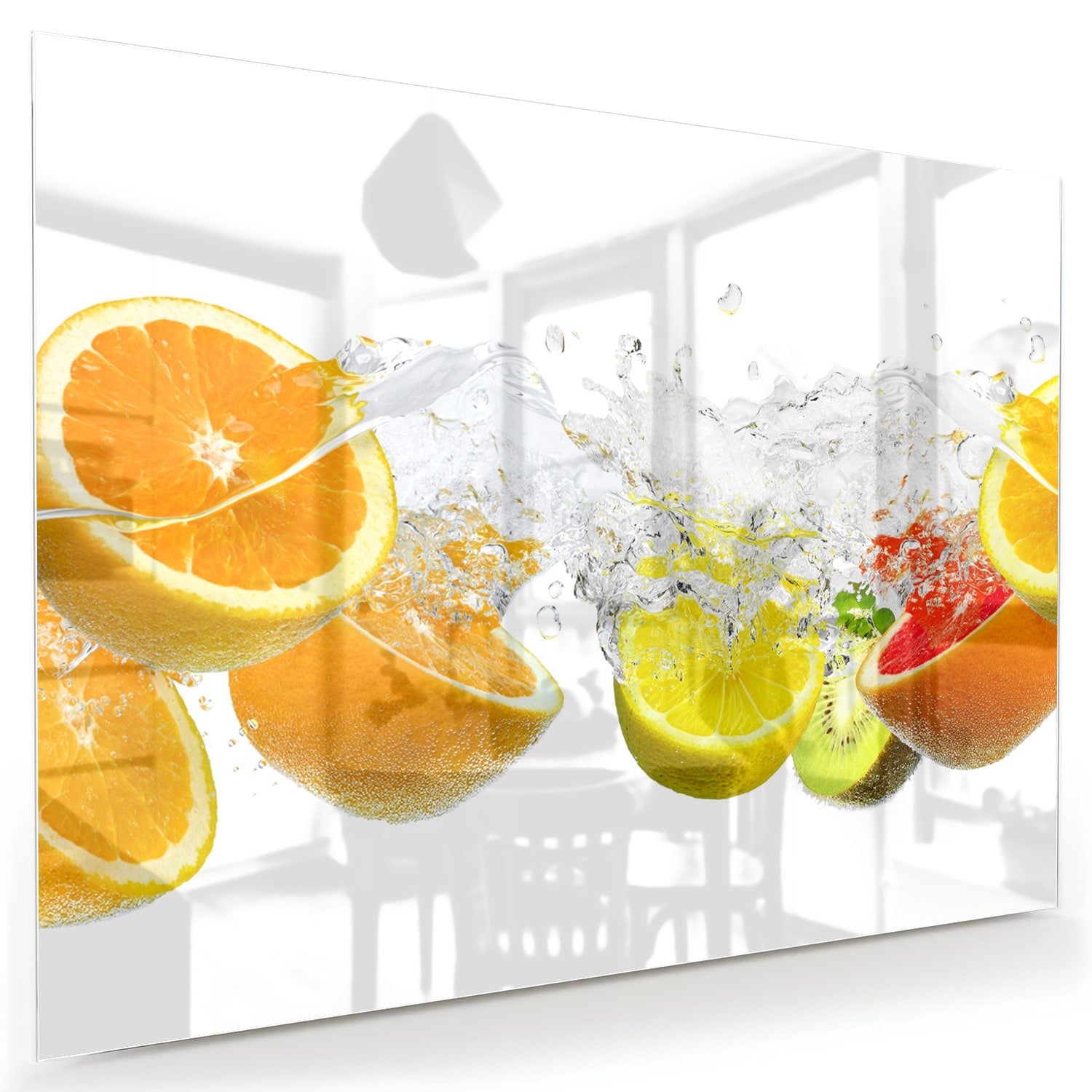 Glazen schilderij met sinaasappels en limoenen in water.