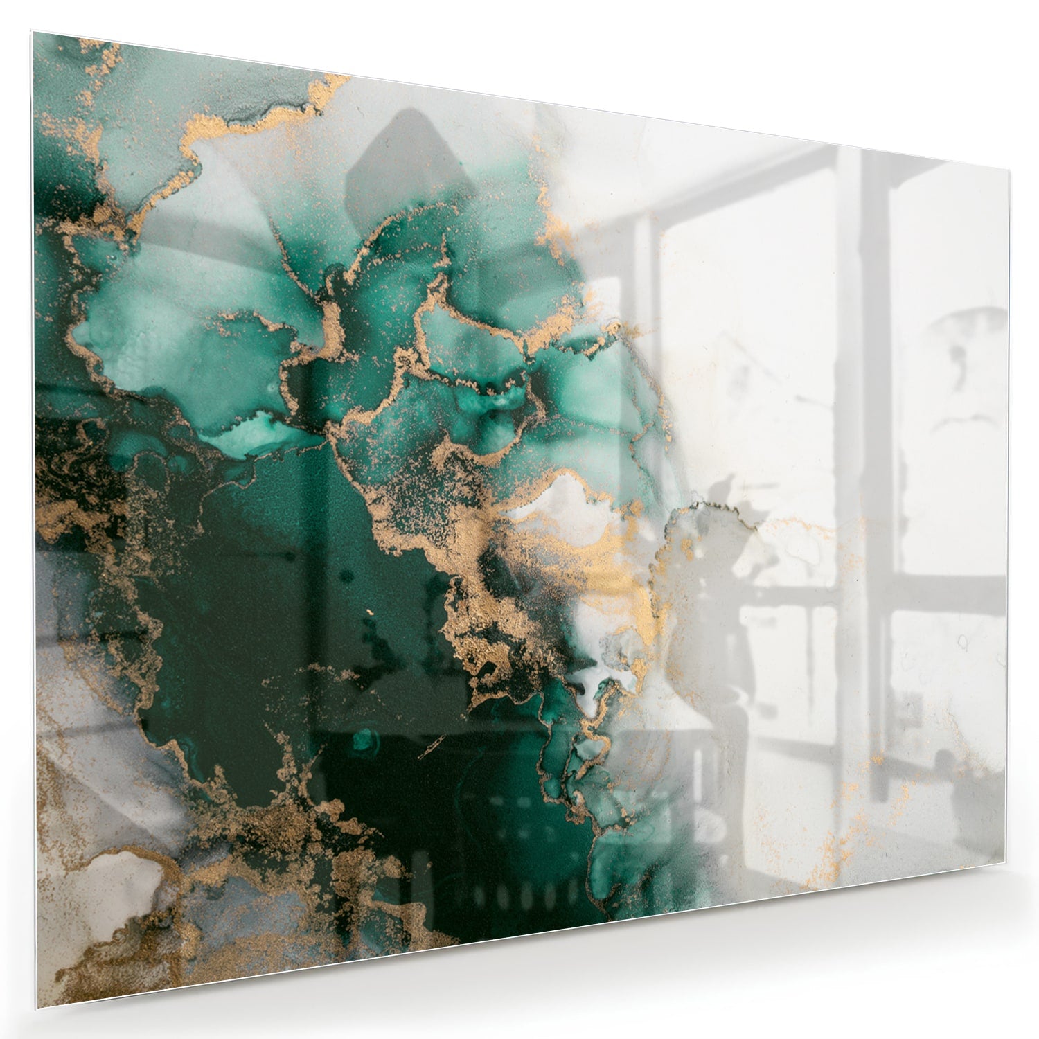 Elegant glazen schilderij met groene en gouden tinten aan de muur