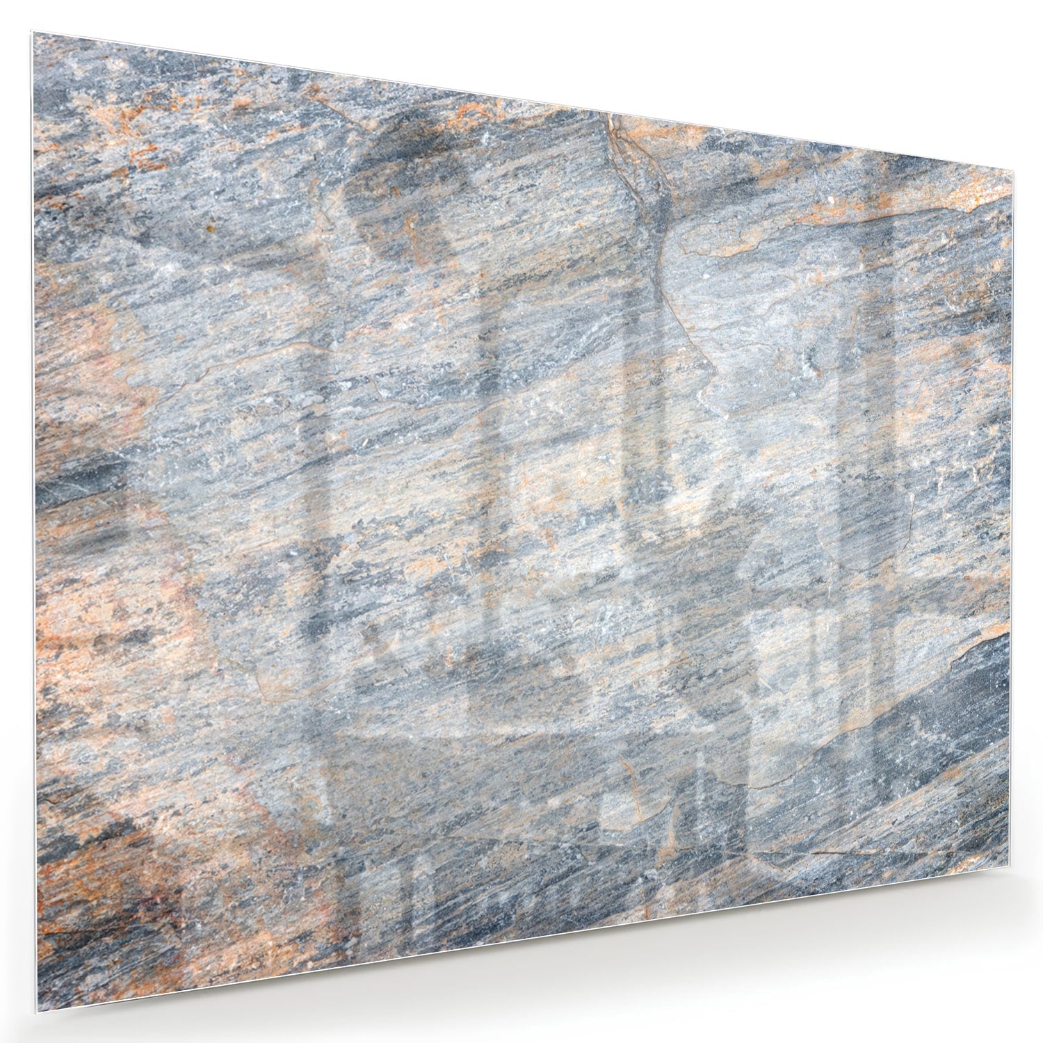 Abstract glazen schilderij met blauwe en oranje tinten aan de muur in een moderne woonkamer.