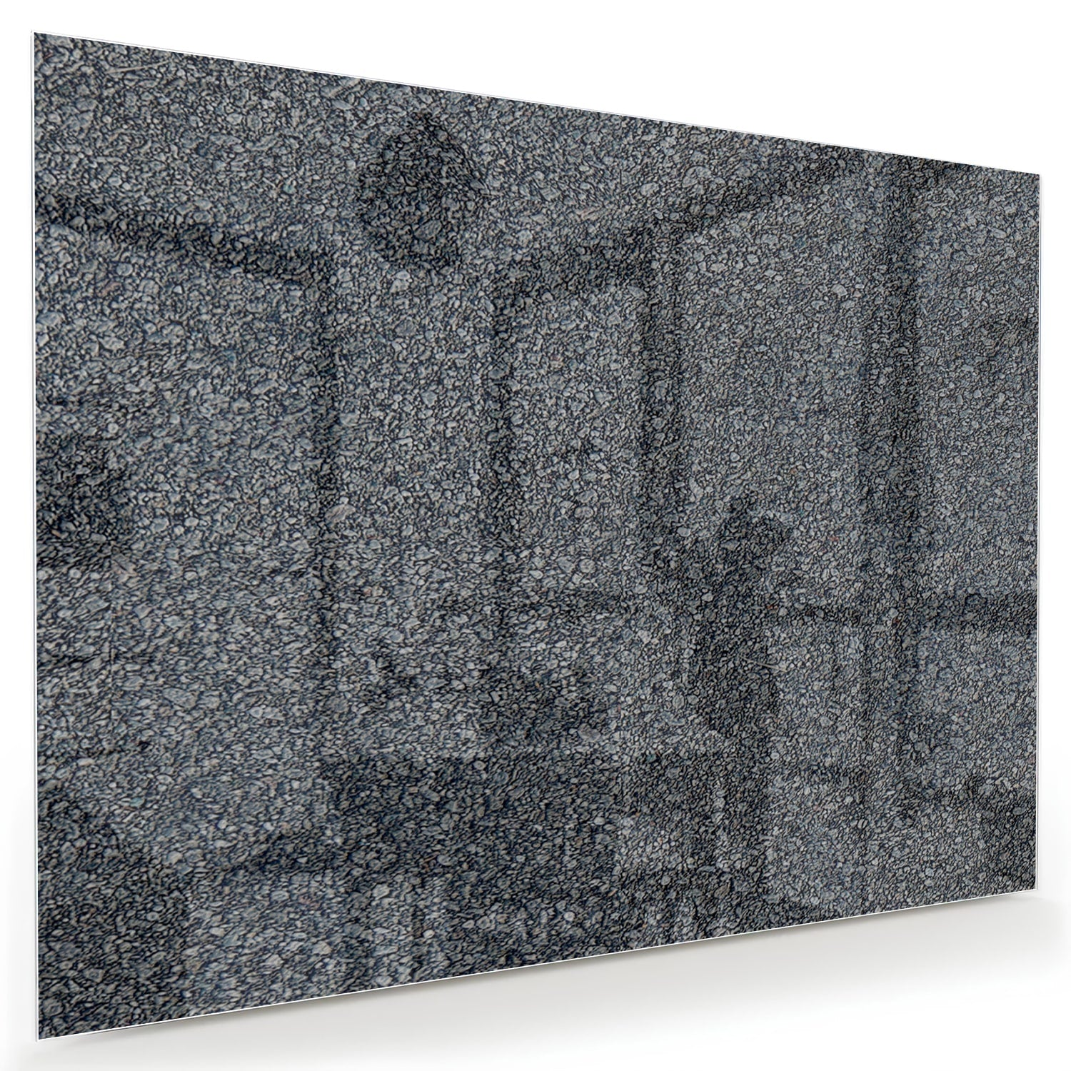 Minimalistisch glazen schilderij aan de muur in een lichte woonkamer