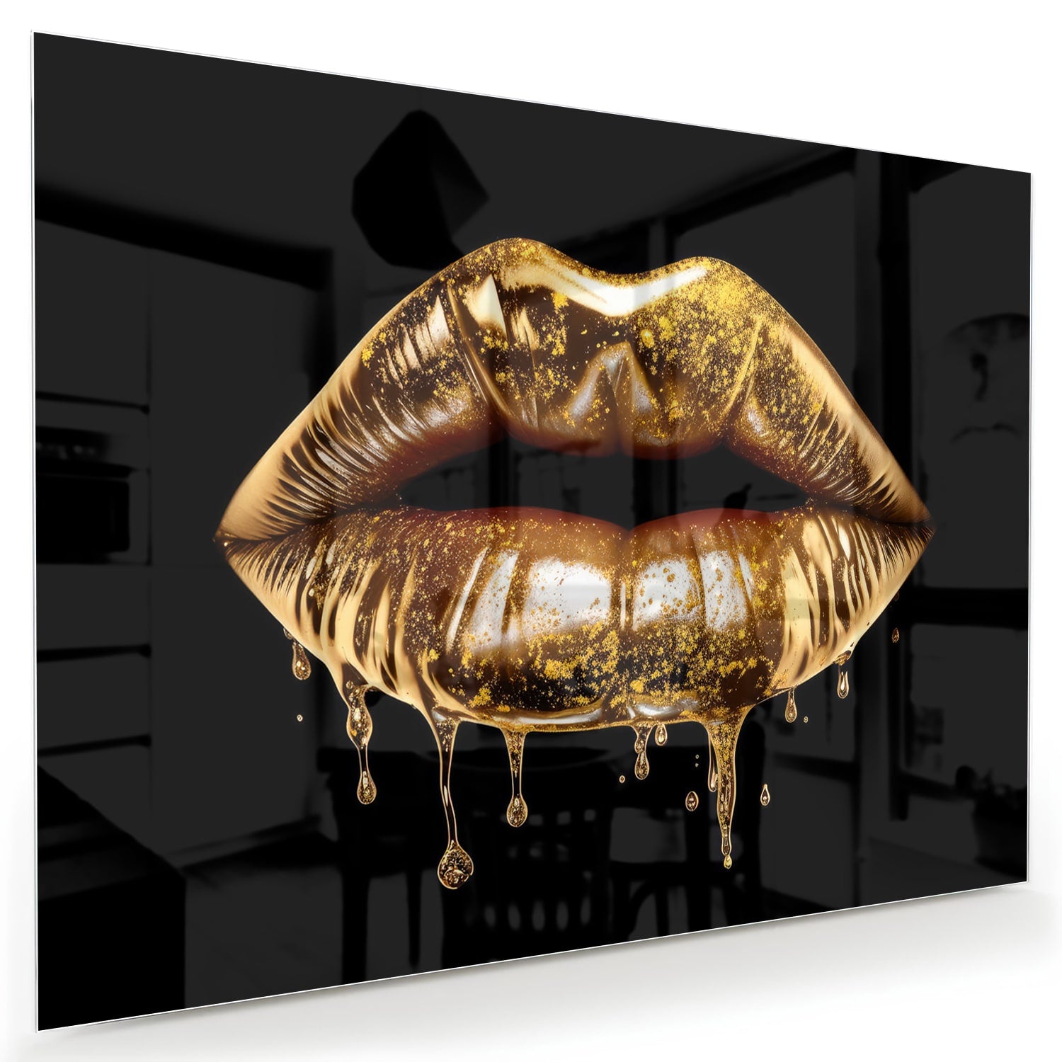 Glazen schilderij met gouden lippen op een zwarte achtergrond in een moderne woonkamer.