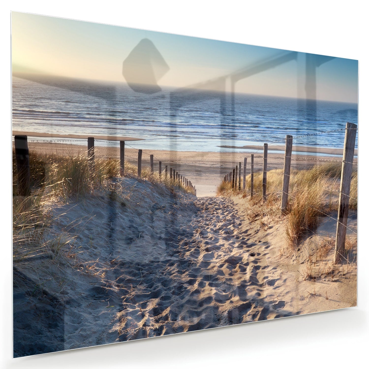 Glazen schilderij van een zandpad naar het strand met duinen en zee.